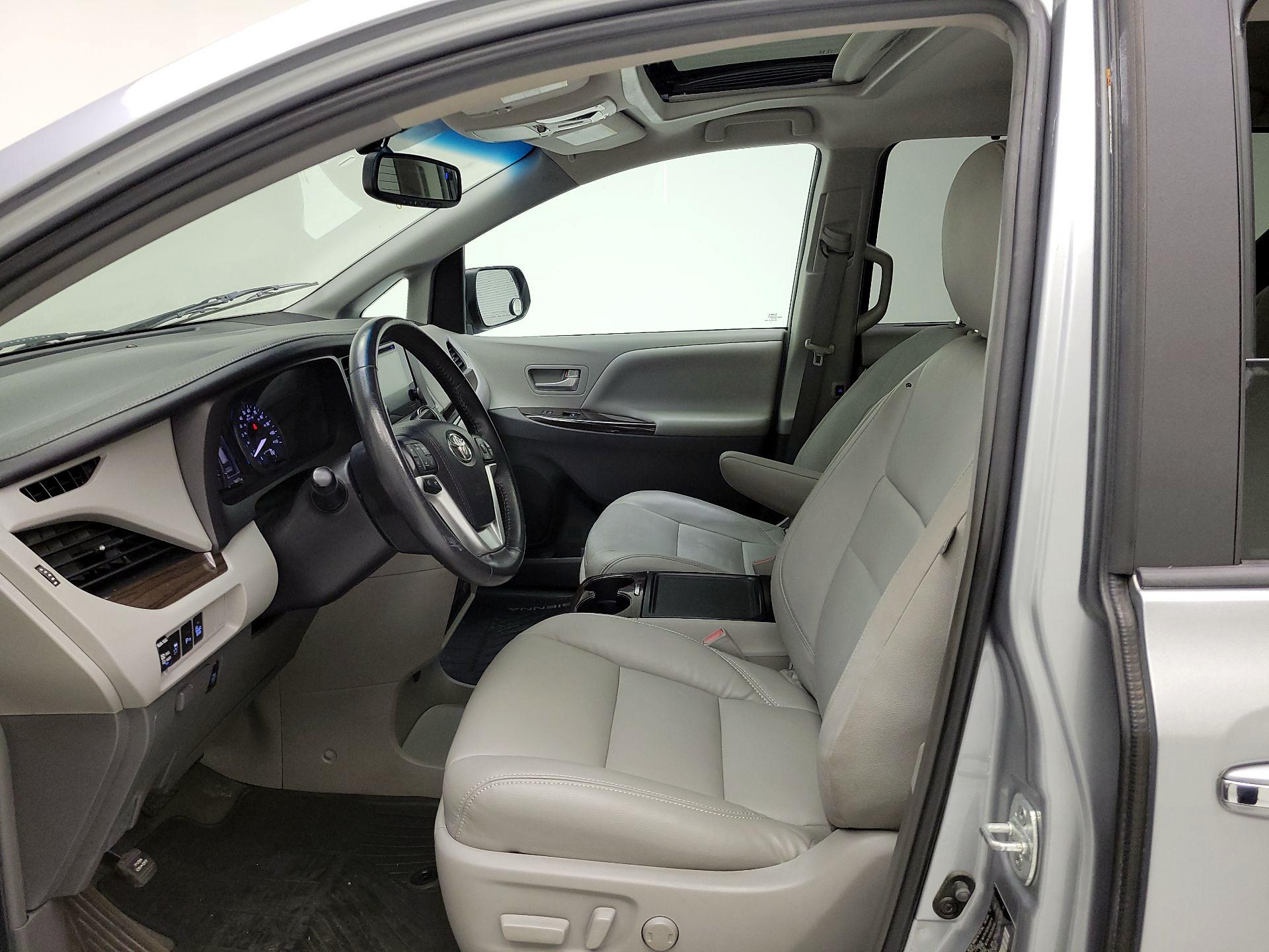 Thumbnail: 2016 Toyota Sienna - 9