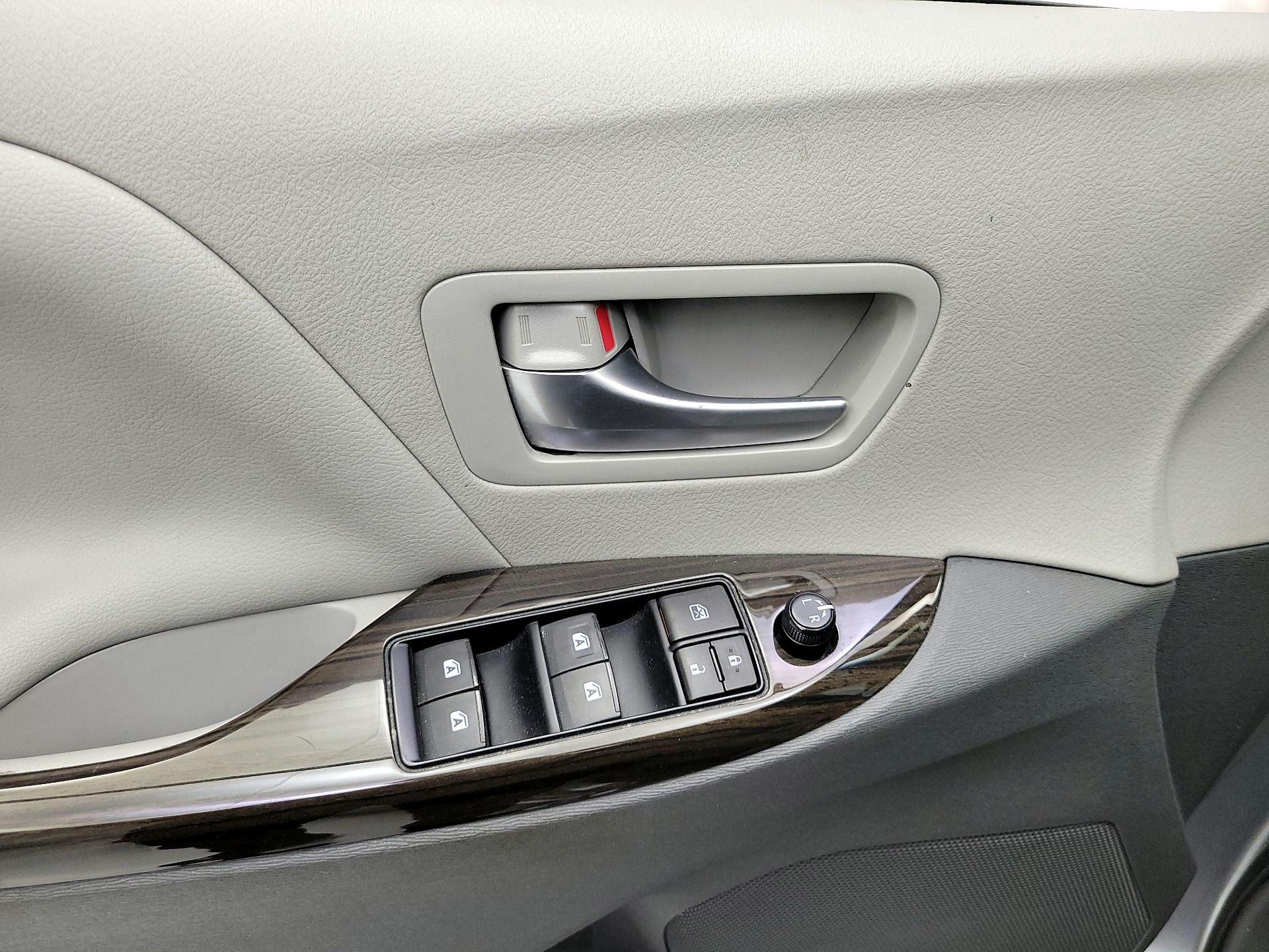 Thumbnail: 2016 Toyota Sienna - 10