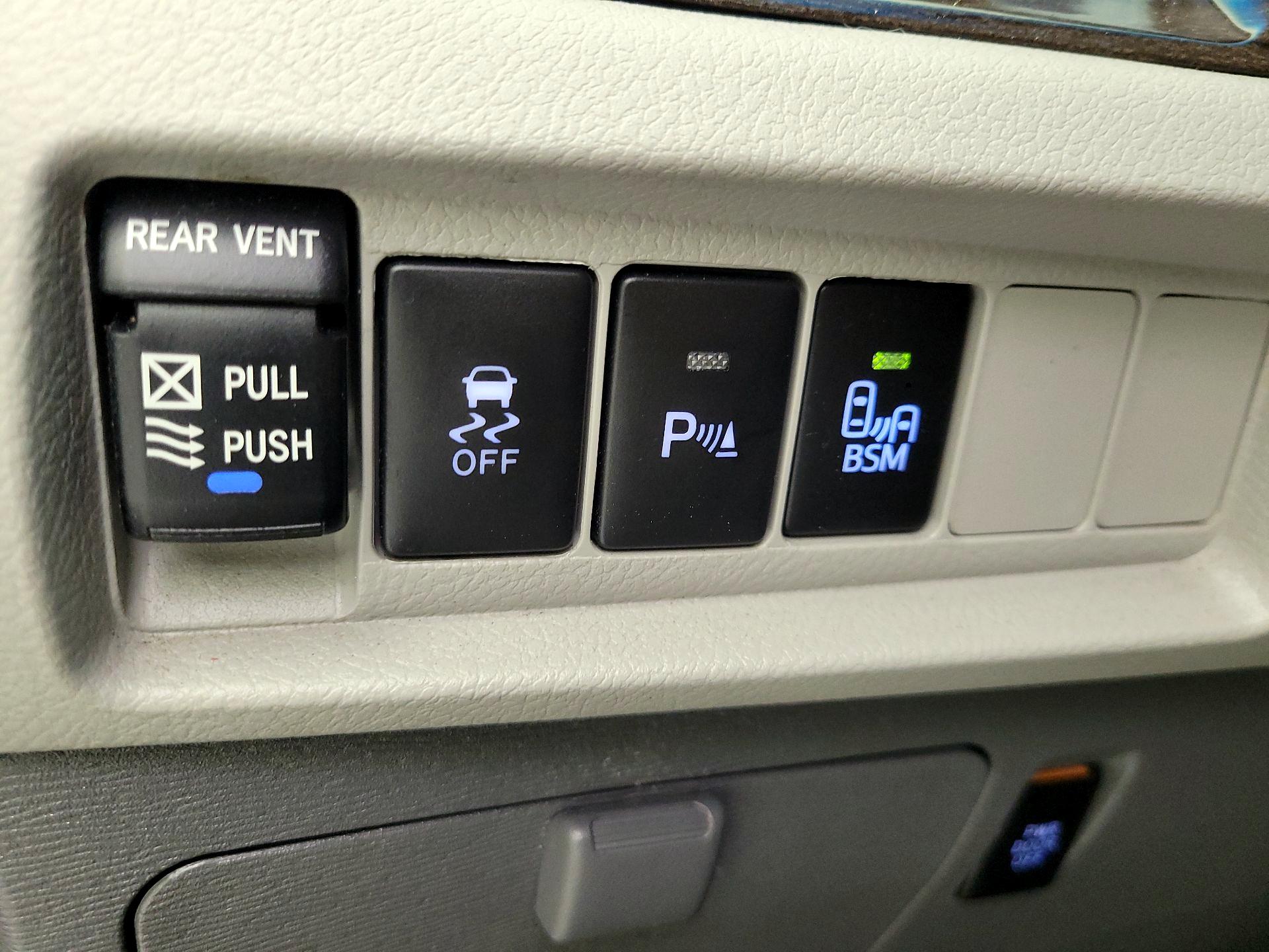 Thumbnail: 2016 Toyota Sienna - 11