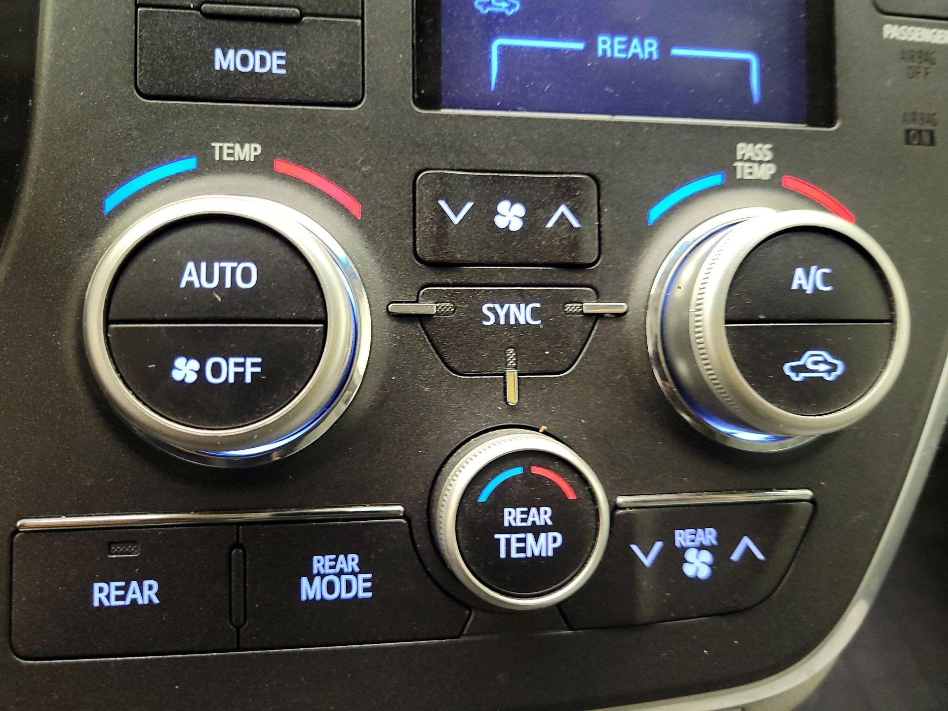 Thumbnail: 2016 Toyota Sienna - 15