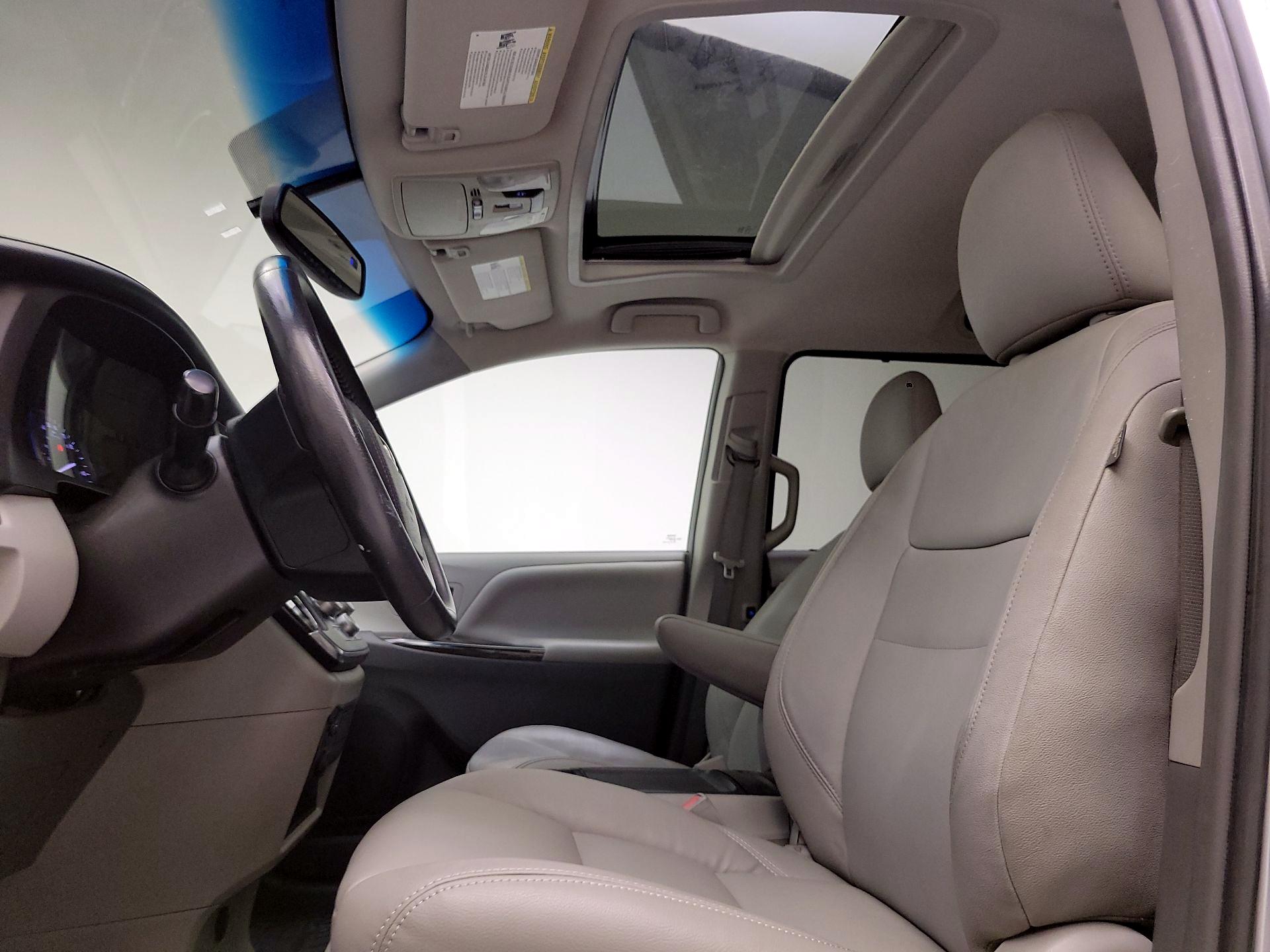 Thumbnail: 2016 Toyota Sienna - 18