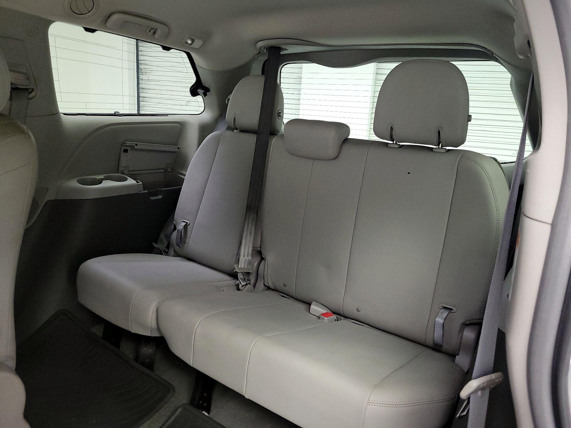 Thumbnail: 2016 Toyota Sienna - 20