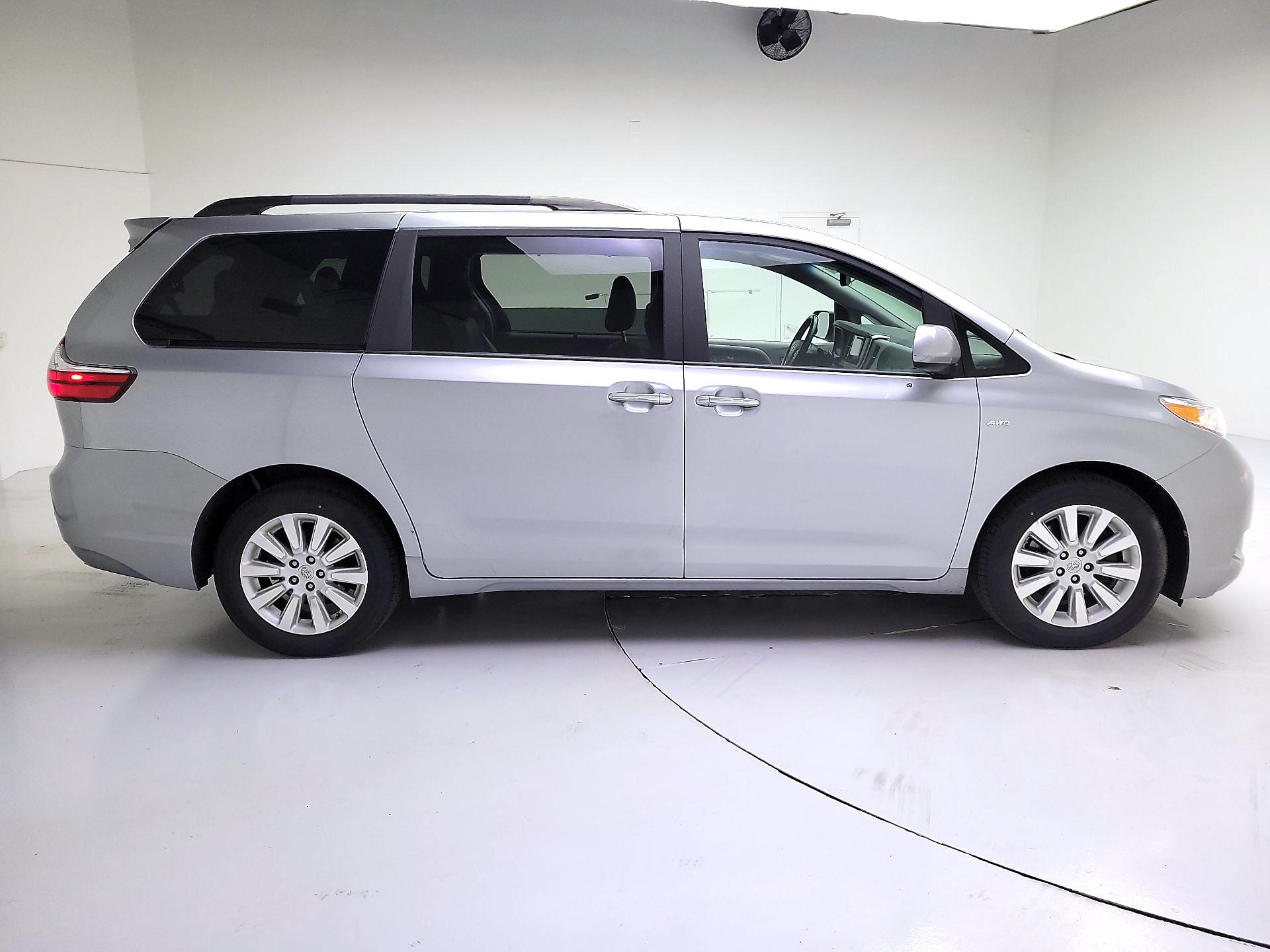 Thumbnail: 2016 Toyota Sienna - 4