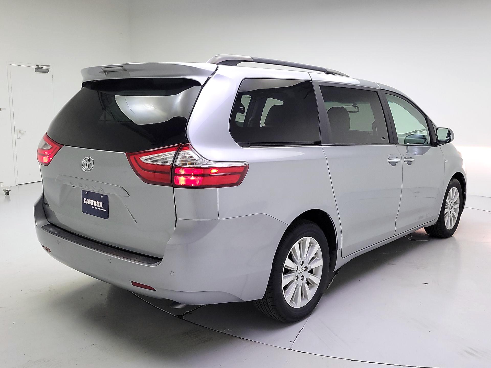 Thumbnail: 2016 Toyota Sienna - 5