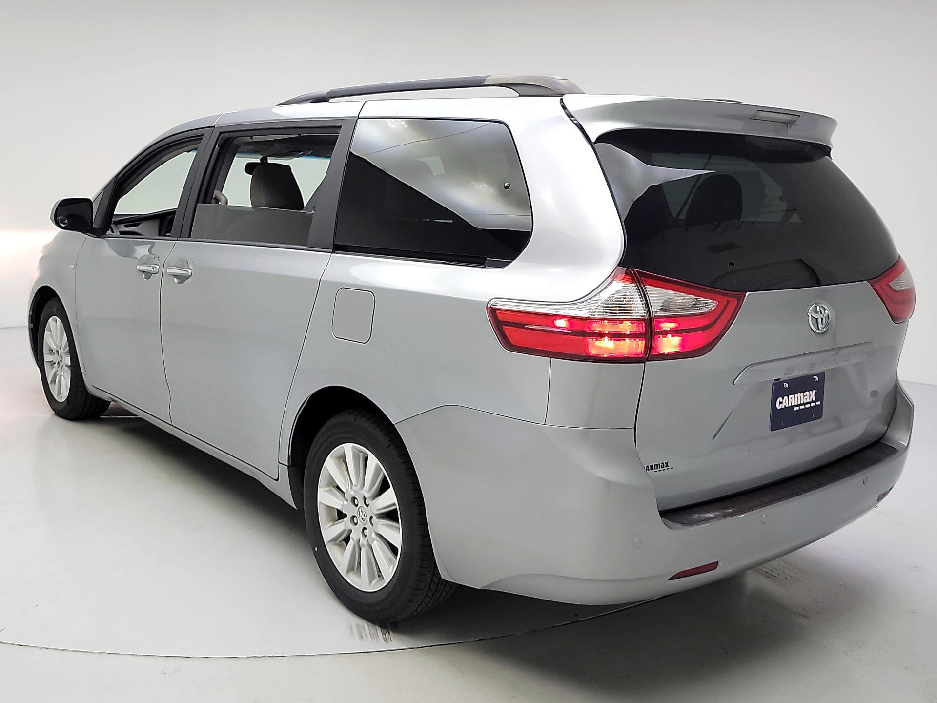 Thumbnail: 2016 Toyota Sienna - 7