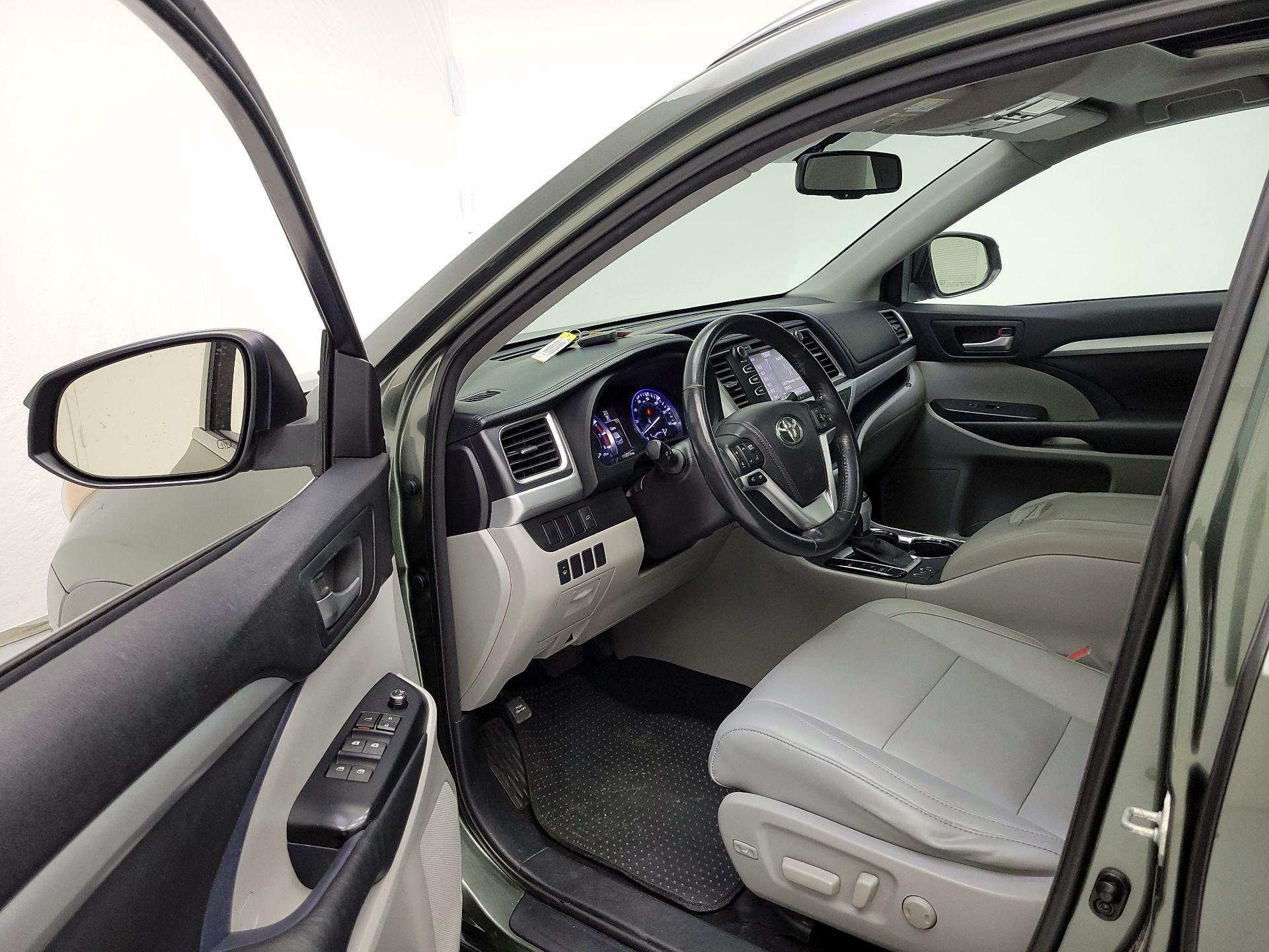 Thumbnail: 2015 Toyota Highlander - 9