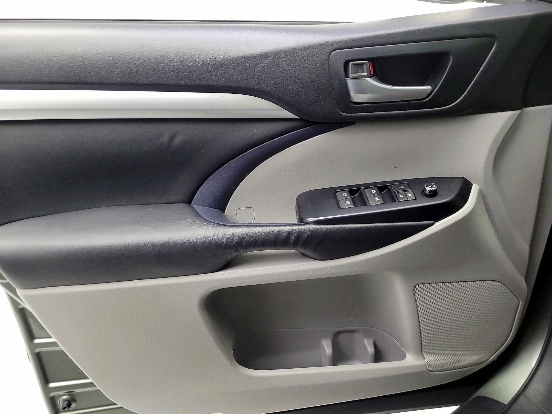 Thumbnail: 2015 Toyota Highlander - 10