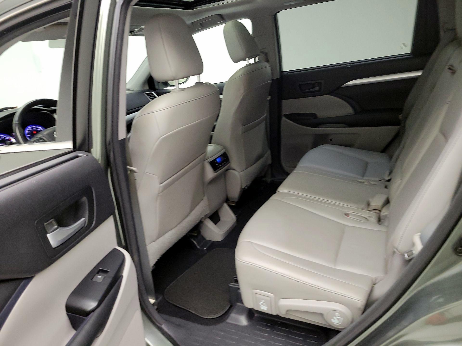 Thumbnail: 2015 Toyota Highlander - 17