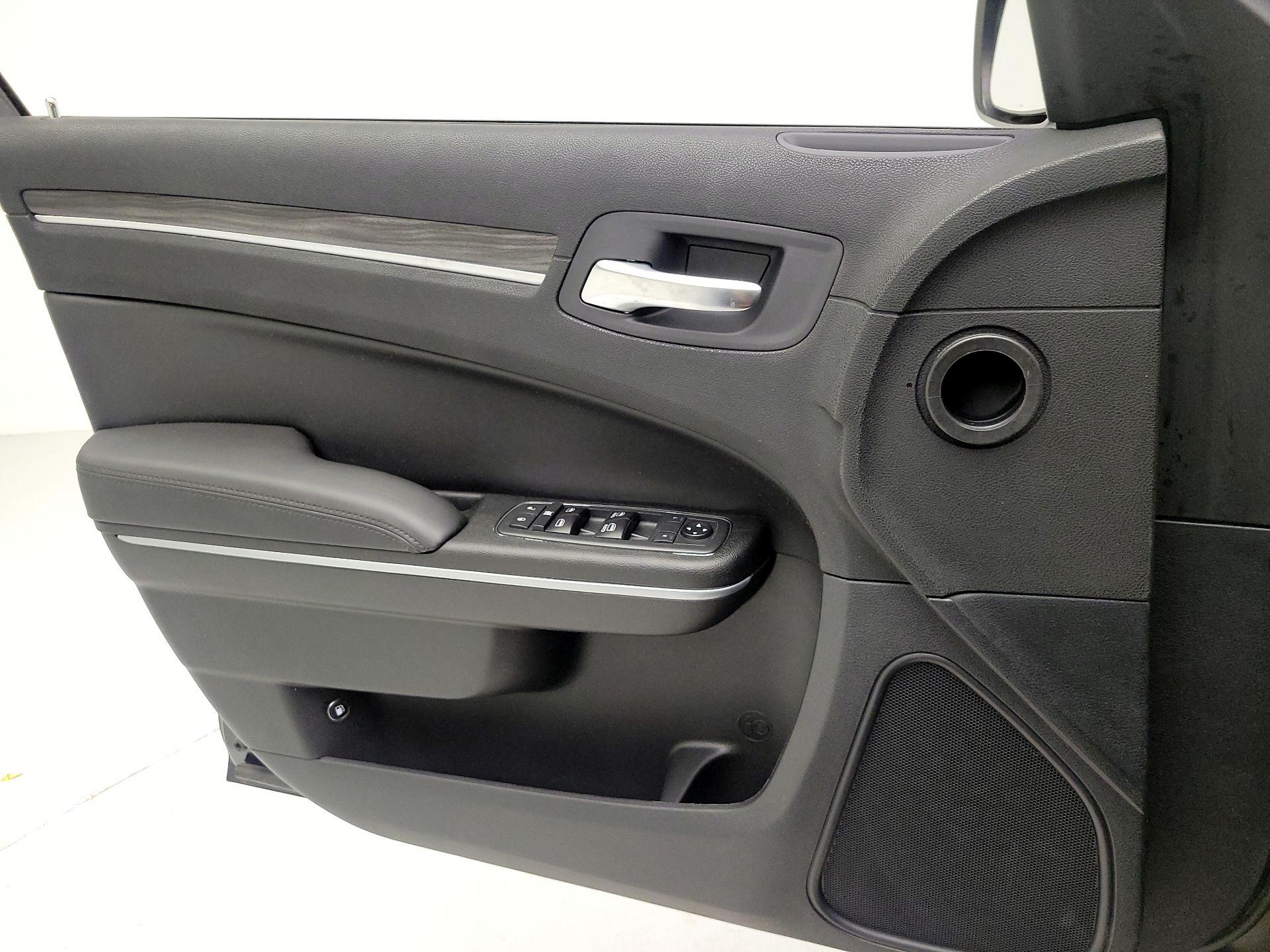 Thumbnail: 2018 Chrysler 300 - 10