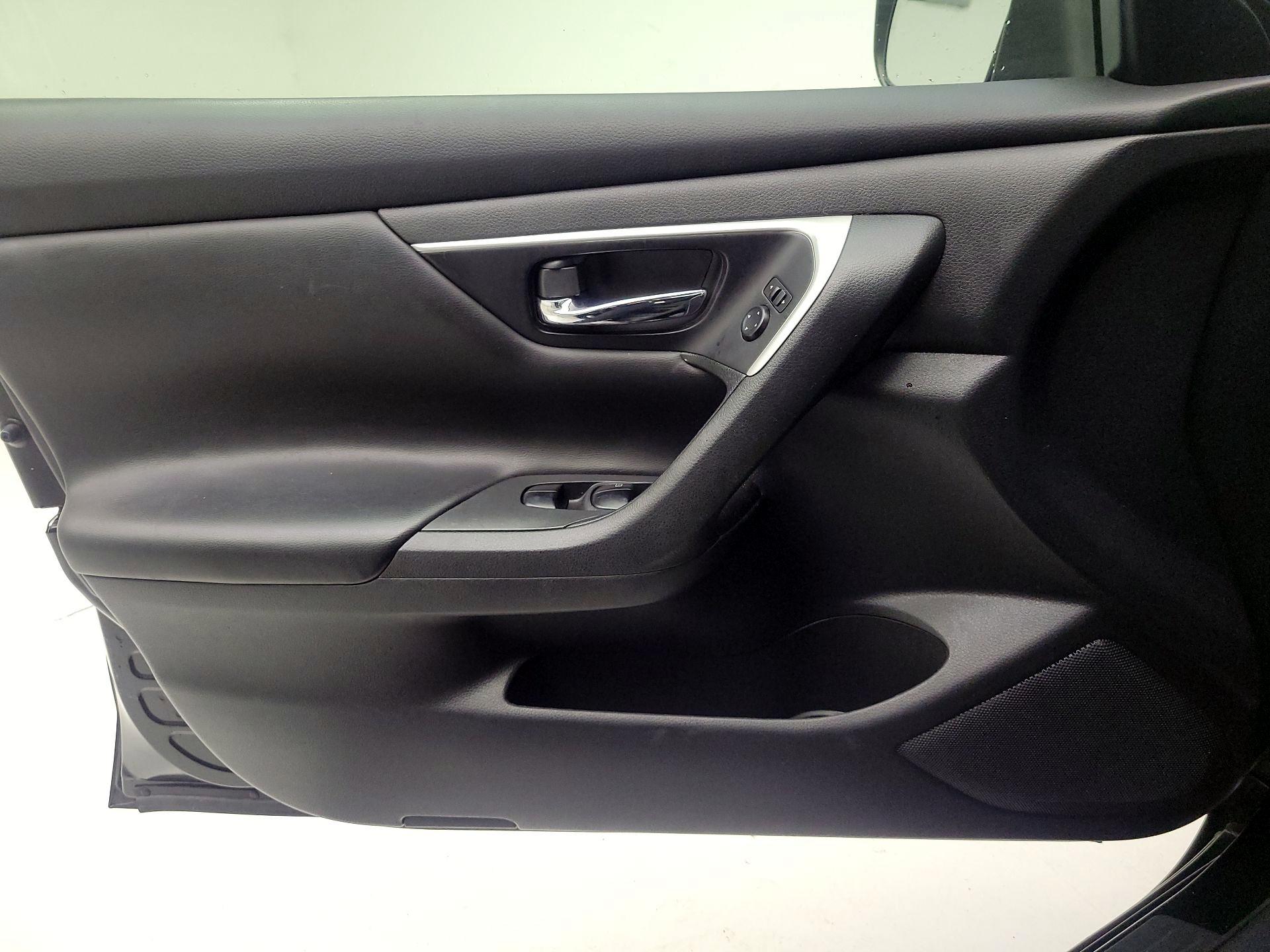 Thumbnail: 2017 Nissan Altima - 10