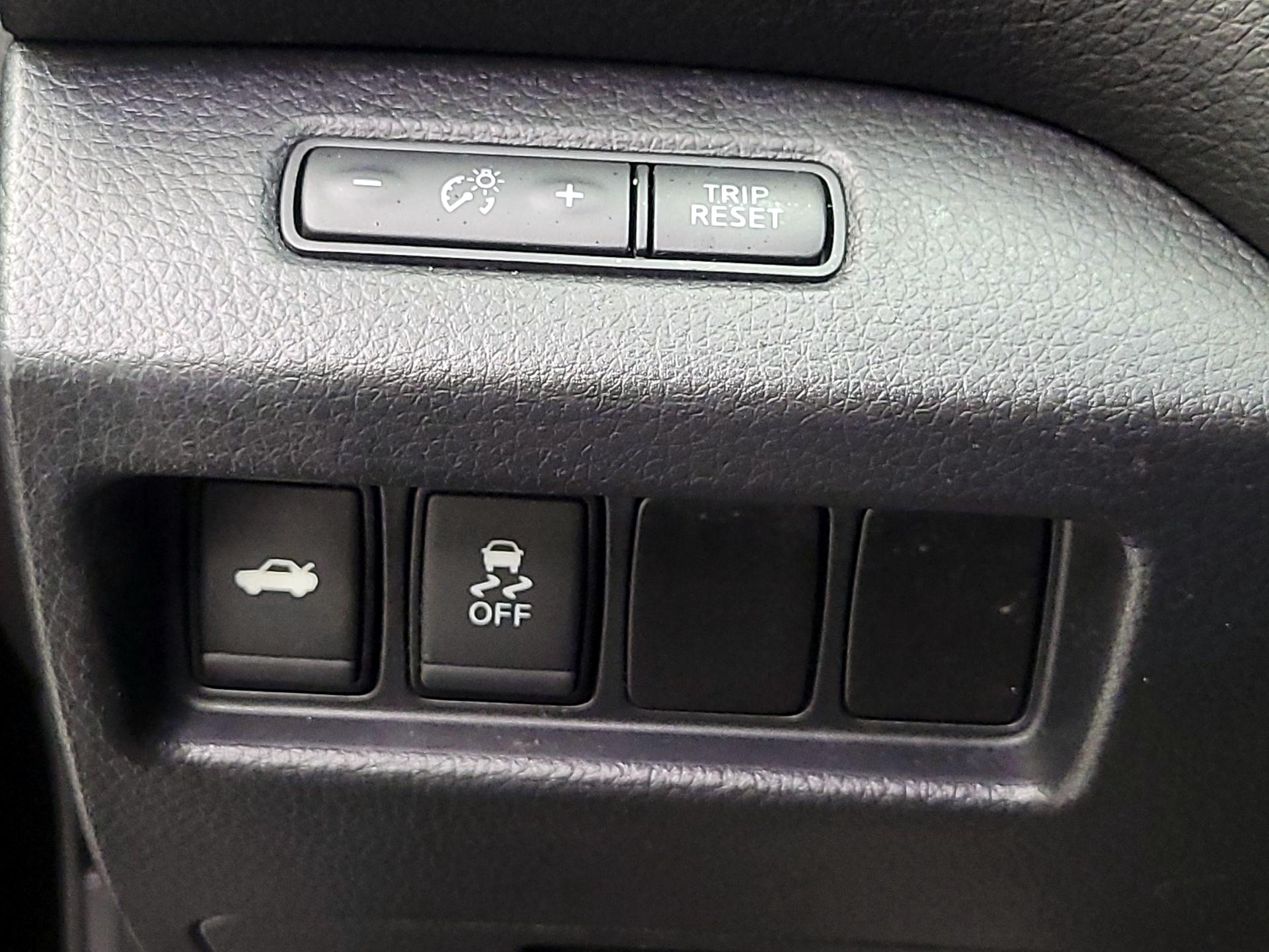 Thumbnail: 2017 Nissan Altima - 11