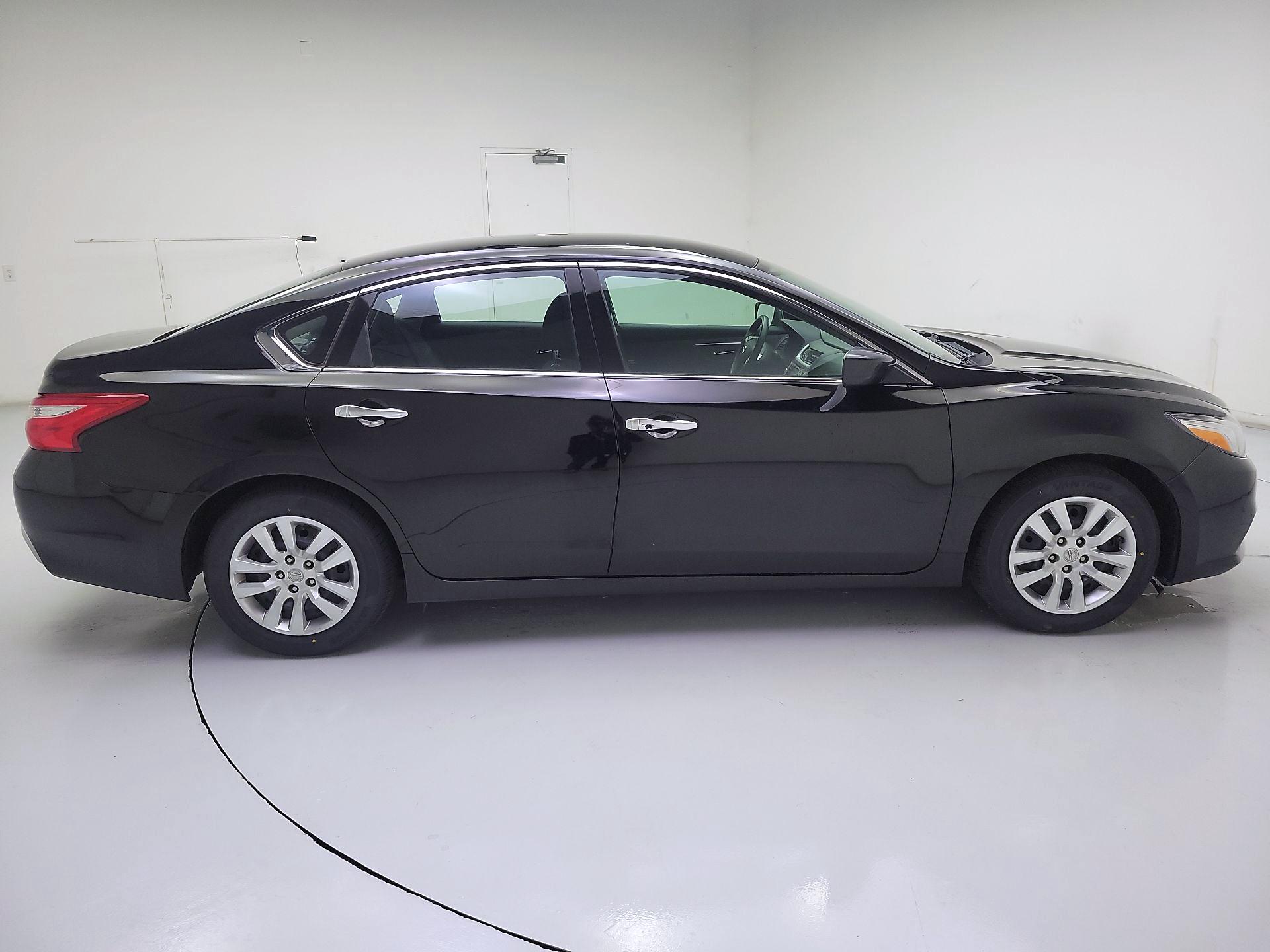 Thumbnail: 2017 Nissan Altima - 4