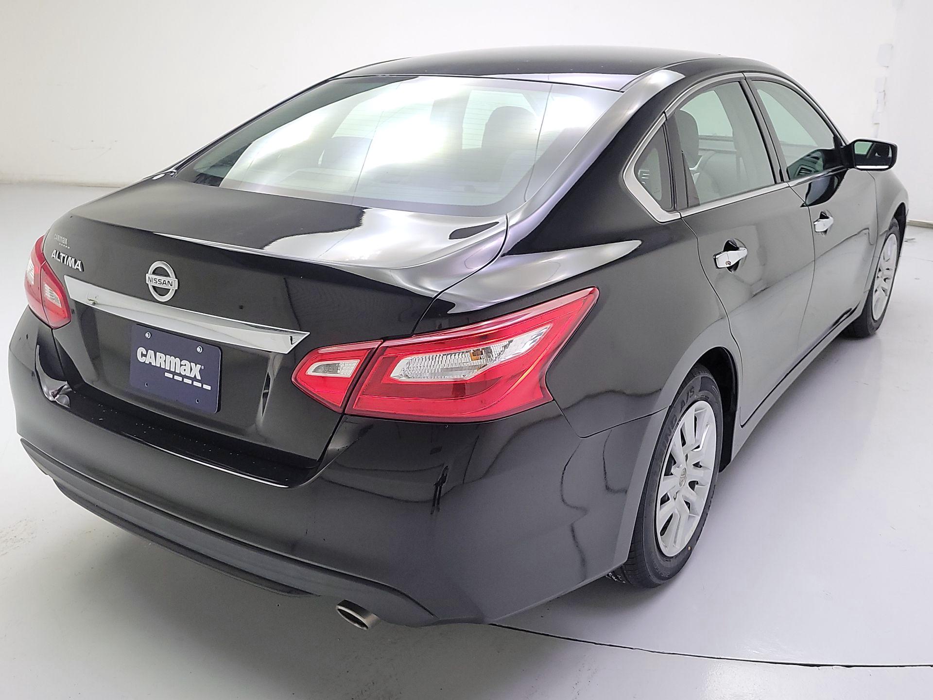 Thumbnail: 2017 Nissan Altima - 5