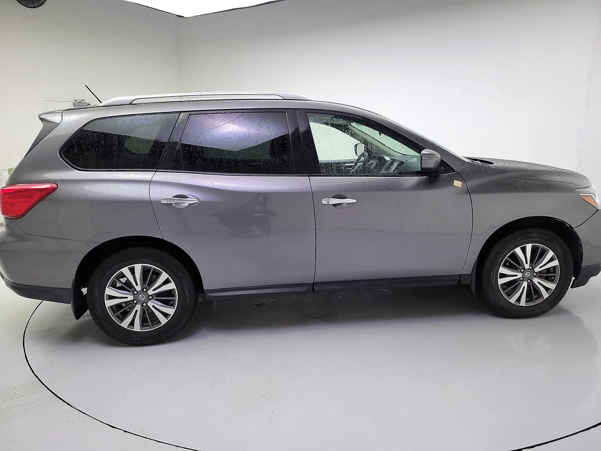 Thumbnail: 2017 Nissan Pathfinder - 4