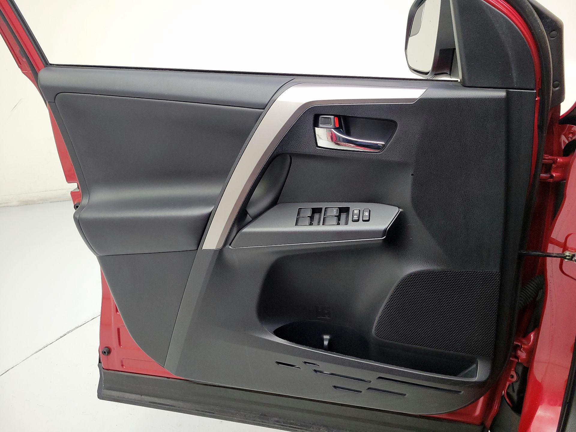 Thumbnail: 2017 Toyota RAV4 - 10