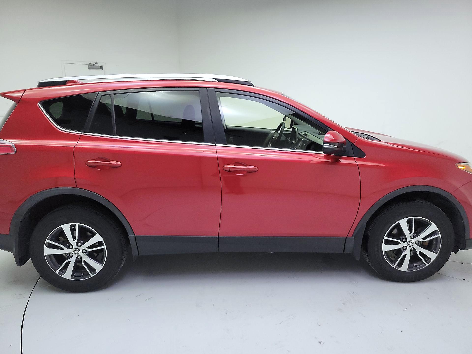 Thumbnail: 2017 Toyota RAV4 - 4