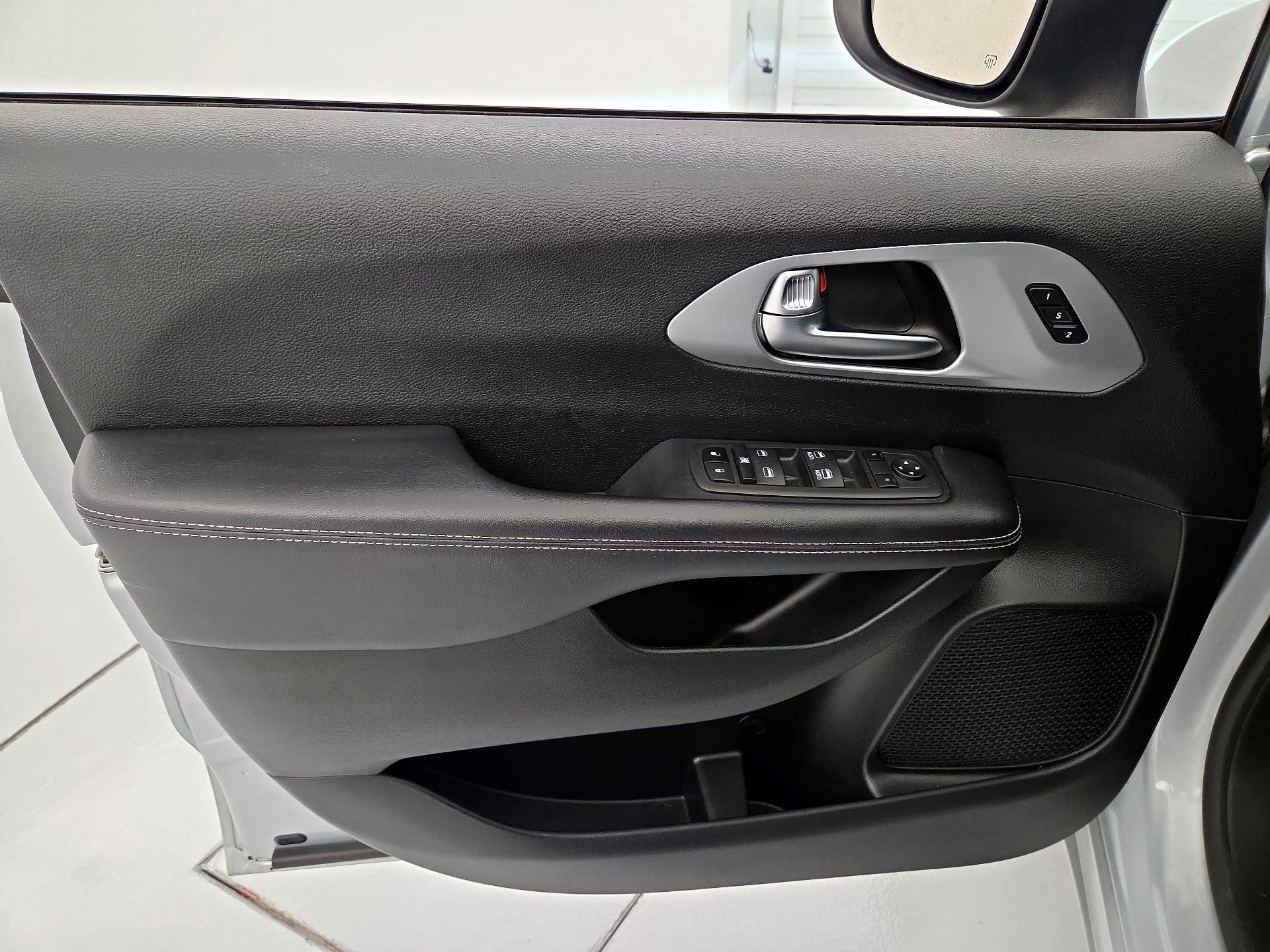 Thumbnail: 2023 Chrysler Pacifica - 12
