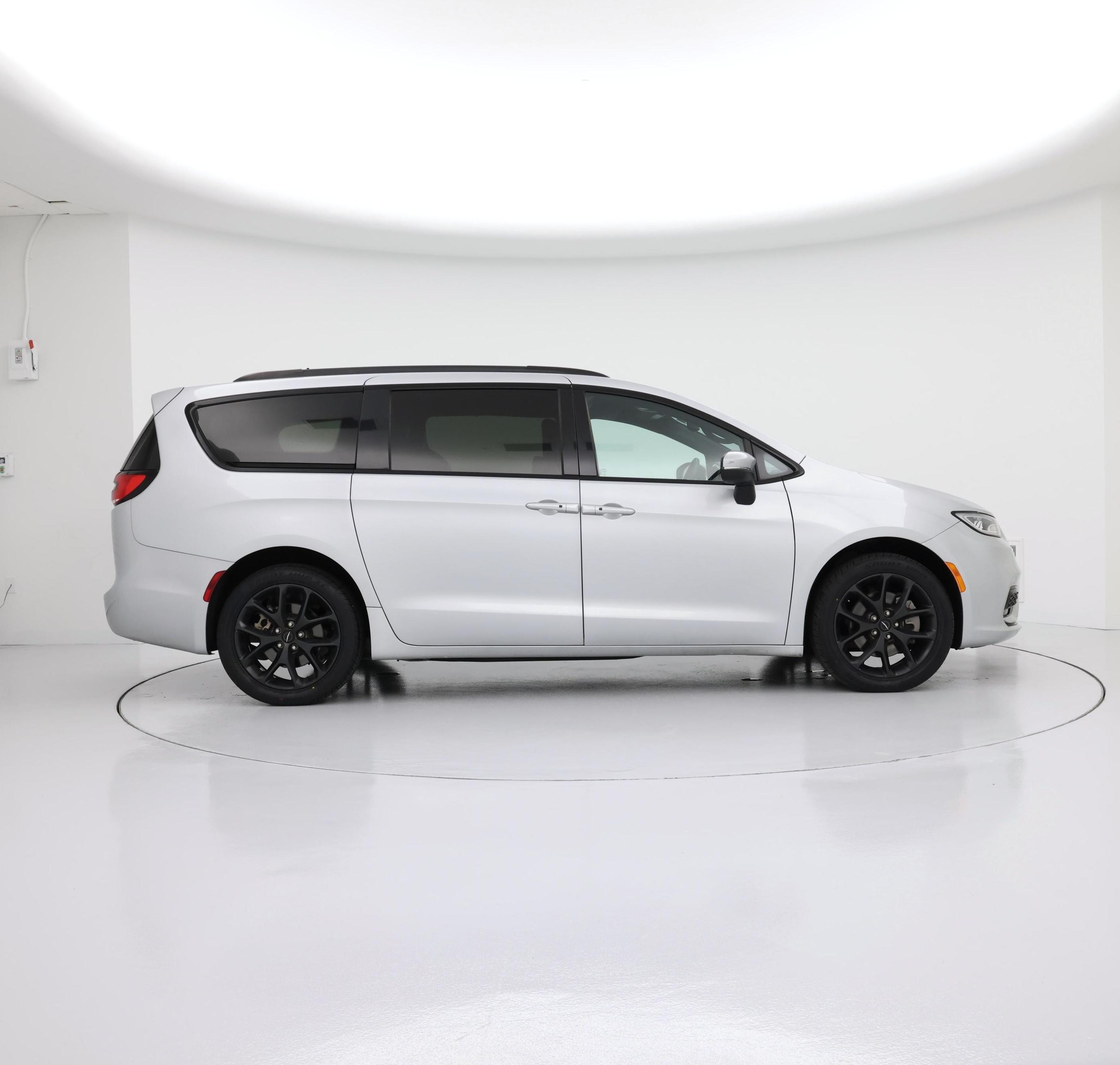 Thumbnail: 2023 Chrysler Pacifica - 7