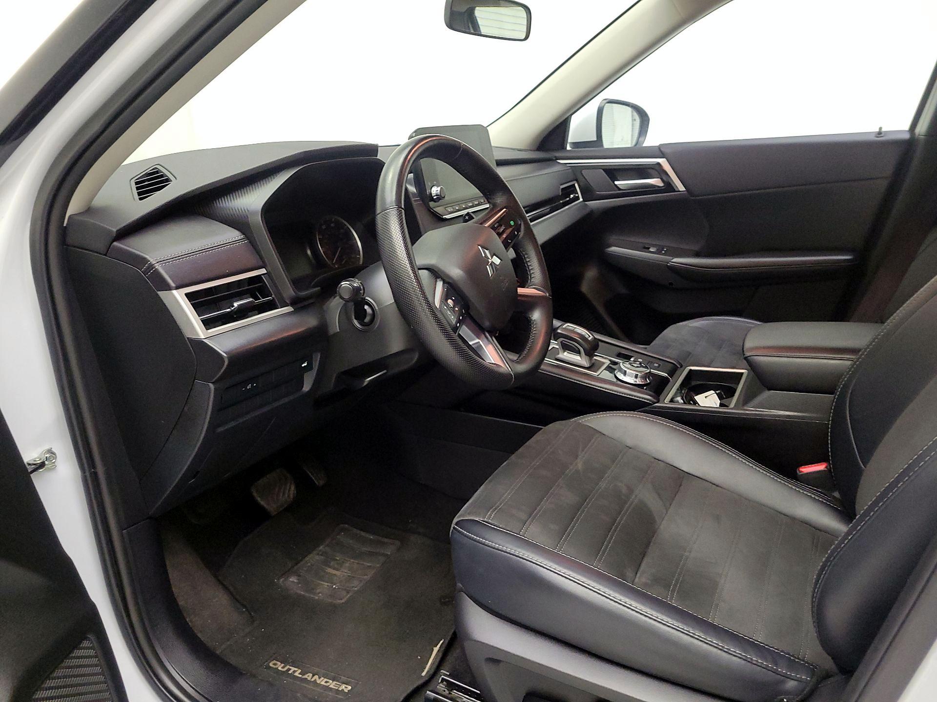 Thumbnail: 2024 Mitsubishi Outlander - 9