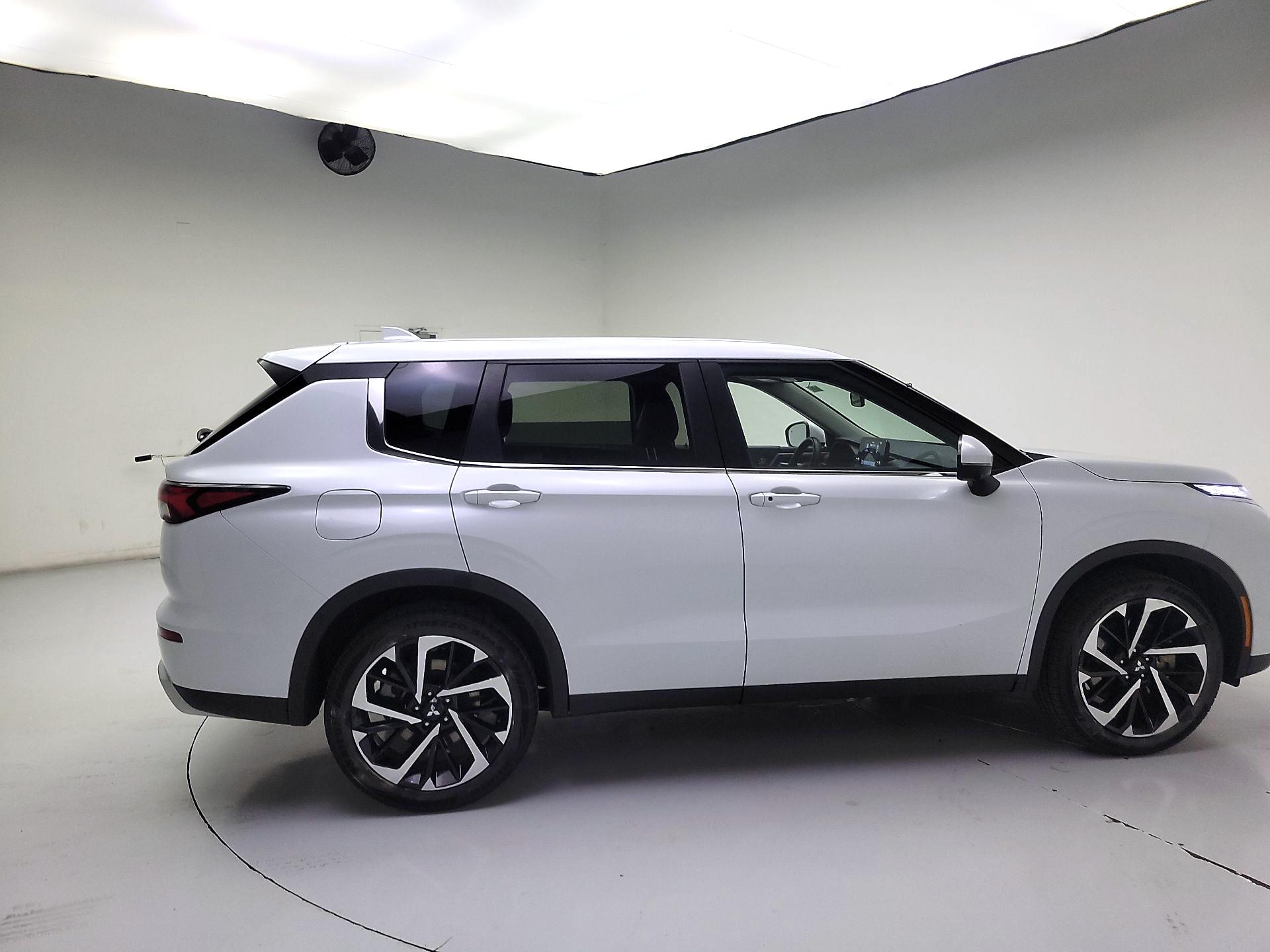 Thumbnail: 2024 Mitsubishi Outlander - 4