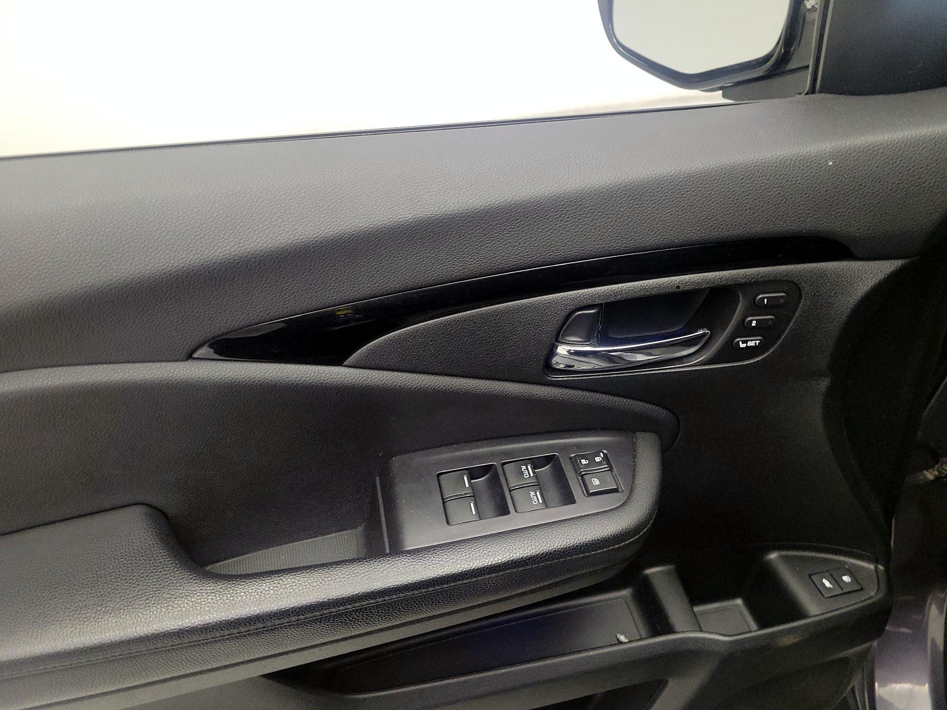 Thumbnail: 2019 Honda Pilot - 10