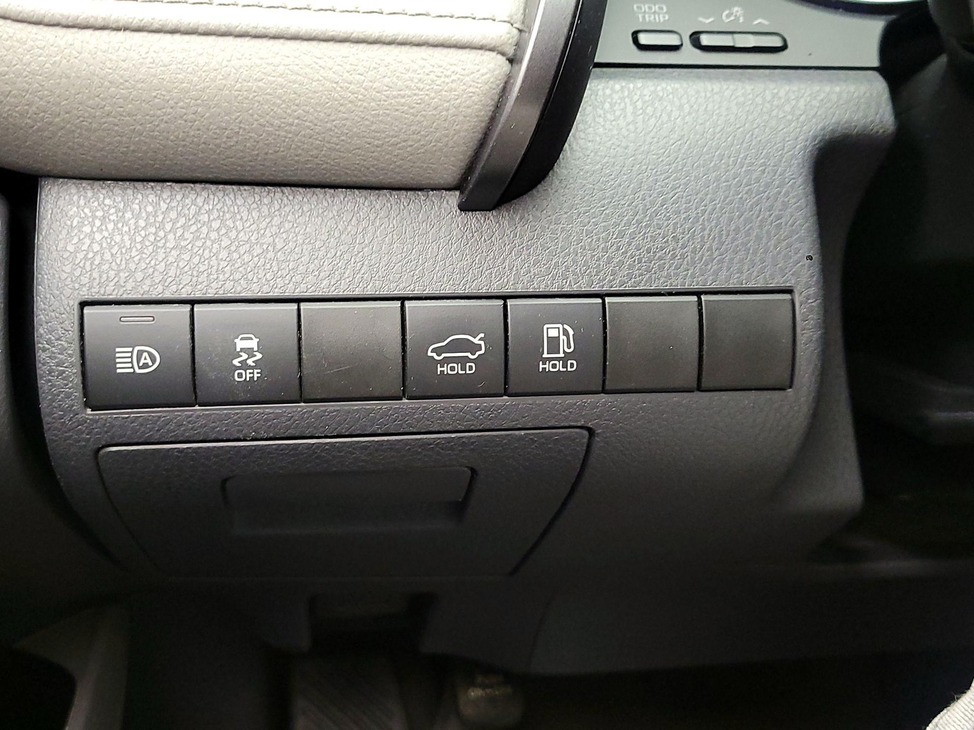 Thumbnail: 2019 Toyota Camry - 11