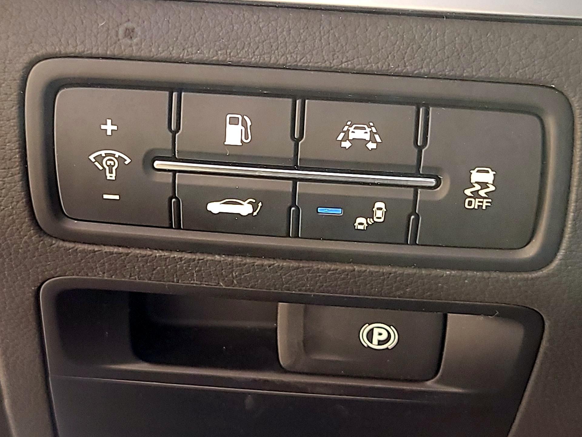 Thumbnail: 2017 Genesis G80 - 11