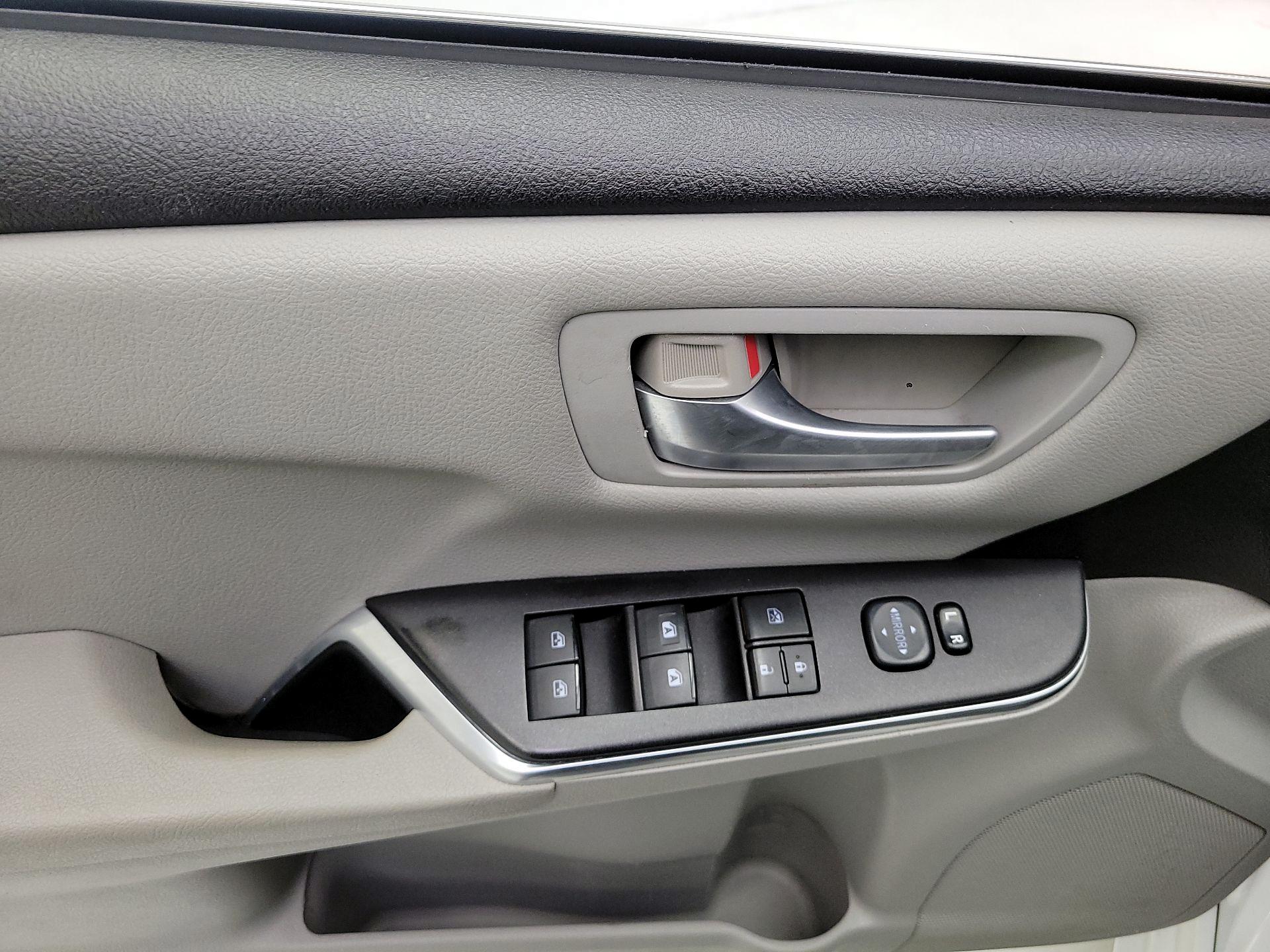 Thumbnail: 2016 Toyota Camry - 10