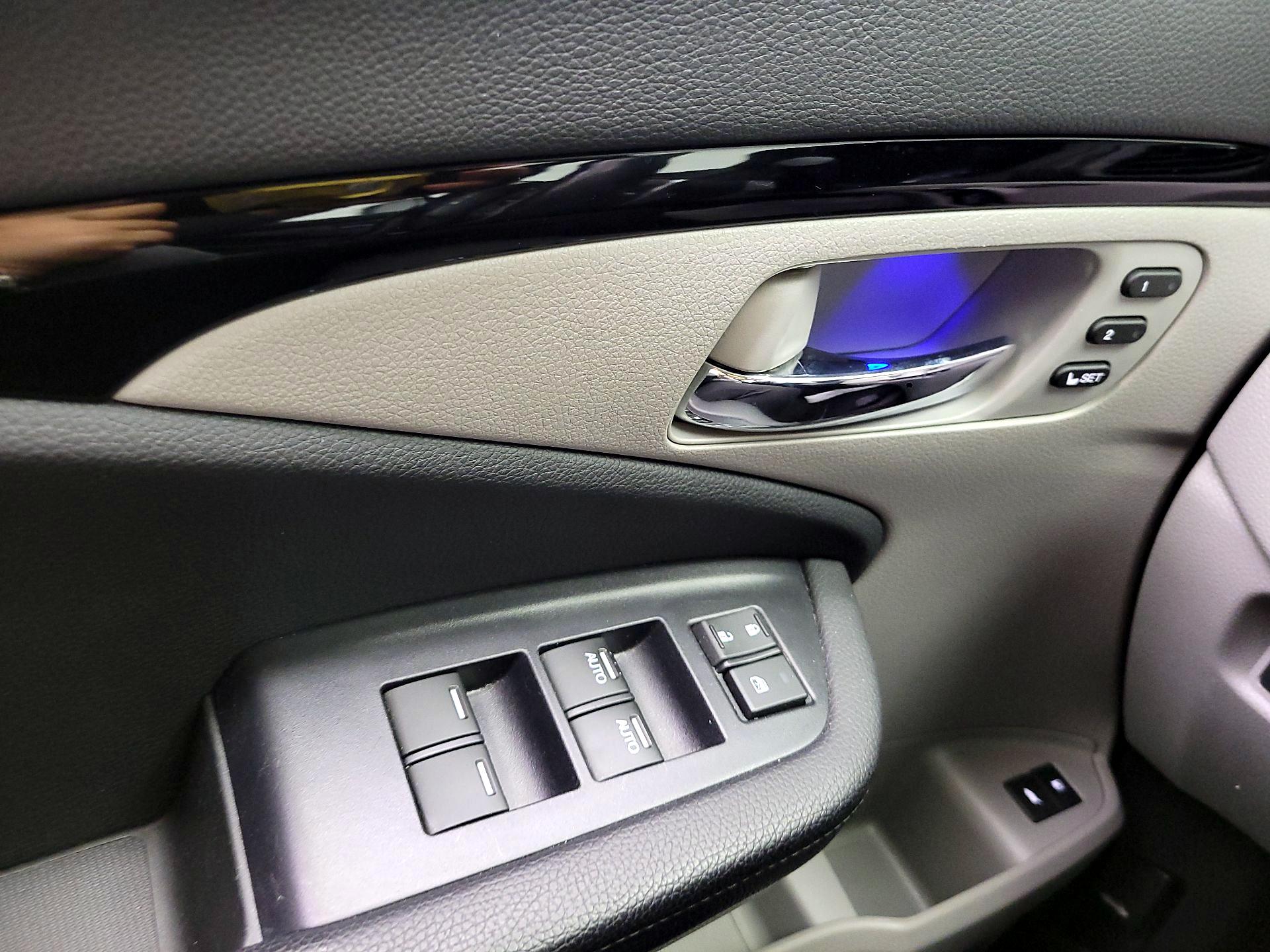 Thumbnail: 2018 Honda Pilot - 10