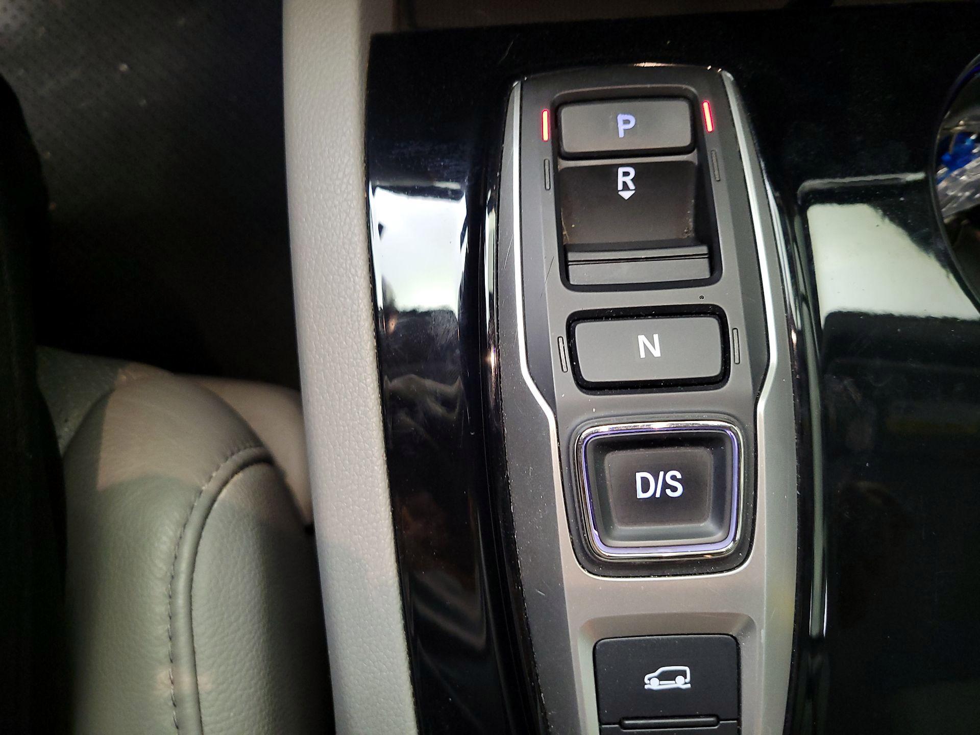 Thumbnail: 2018 Honda Pilot - 16