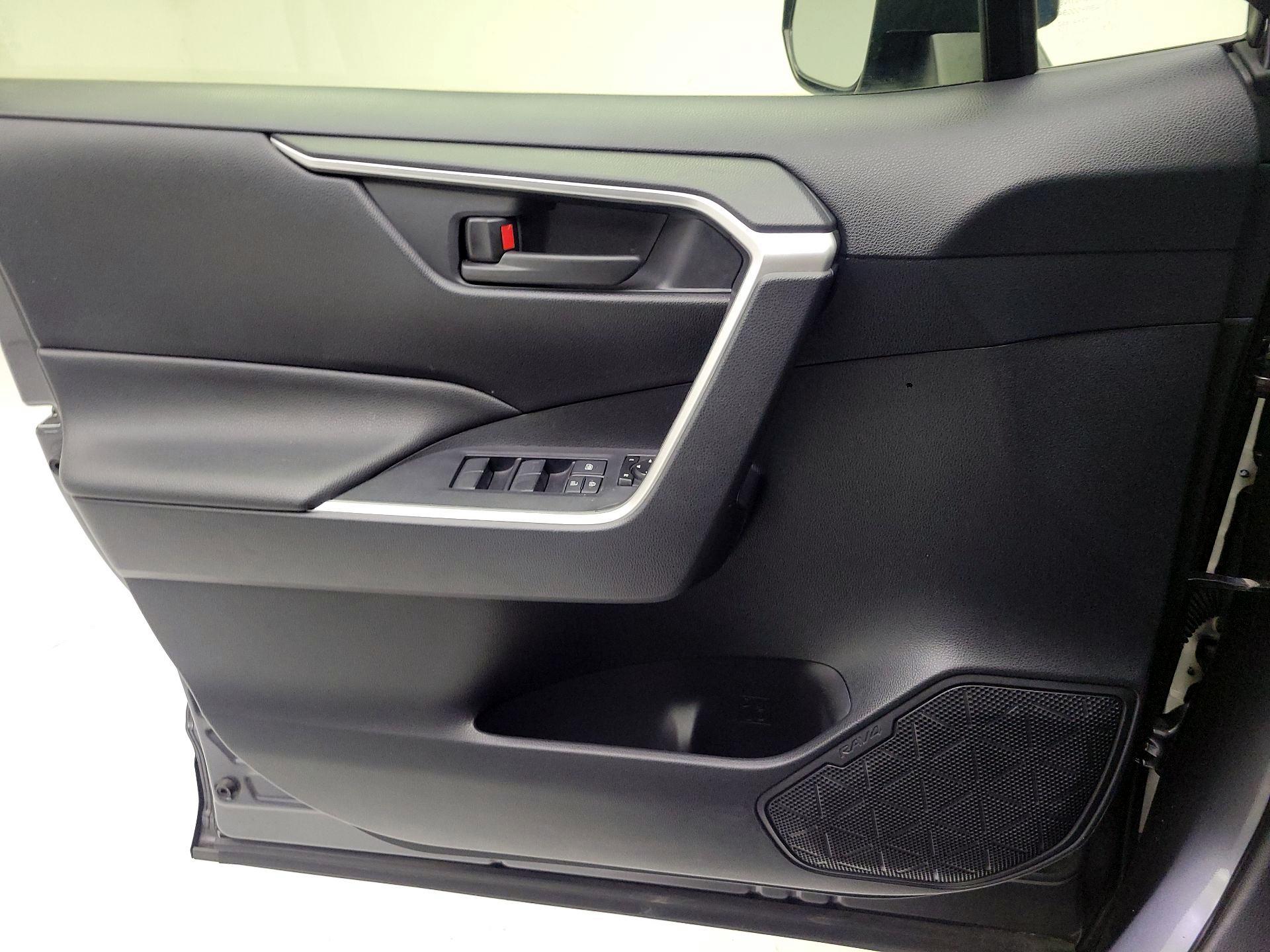 Thumbnail: 2019 Toyota RAV4 - 10