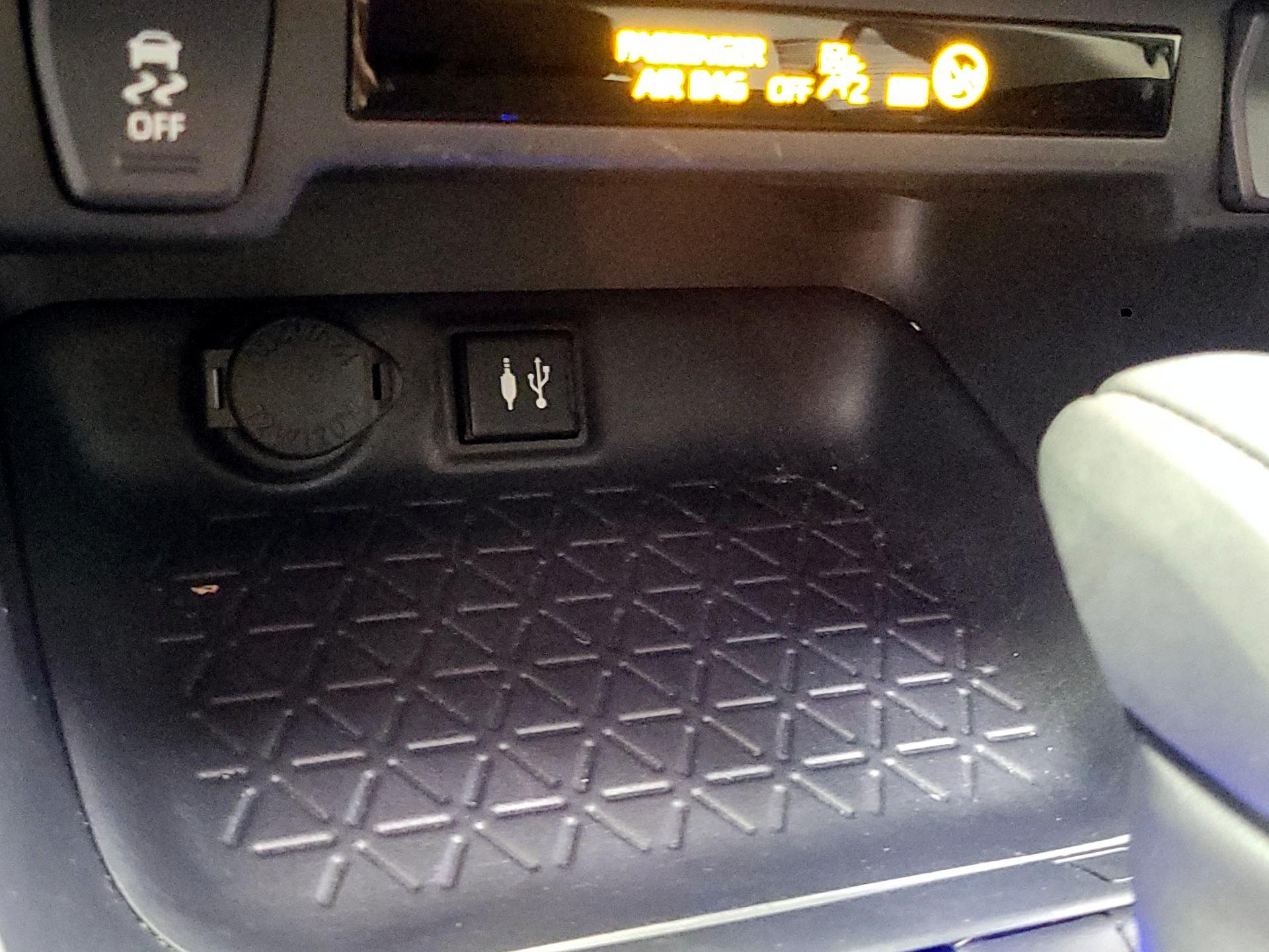 Thumbnail: 2019 Toyota RAV4 - 16