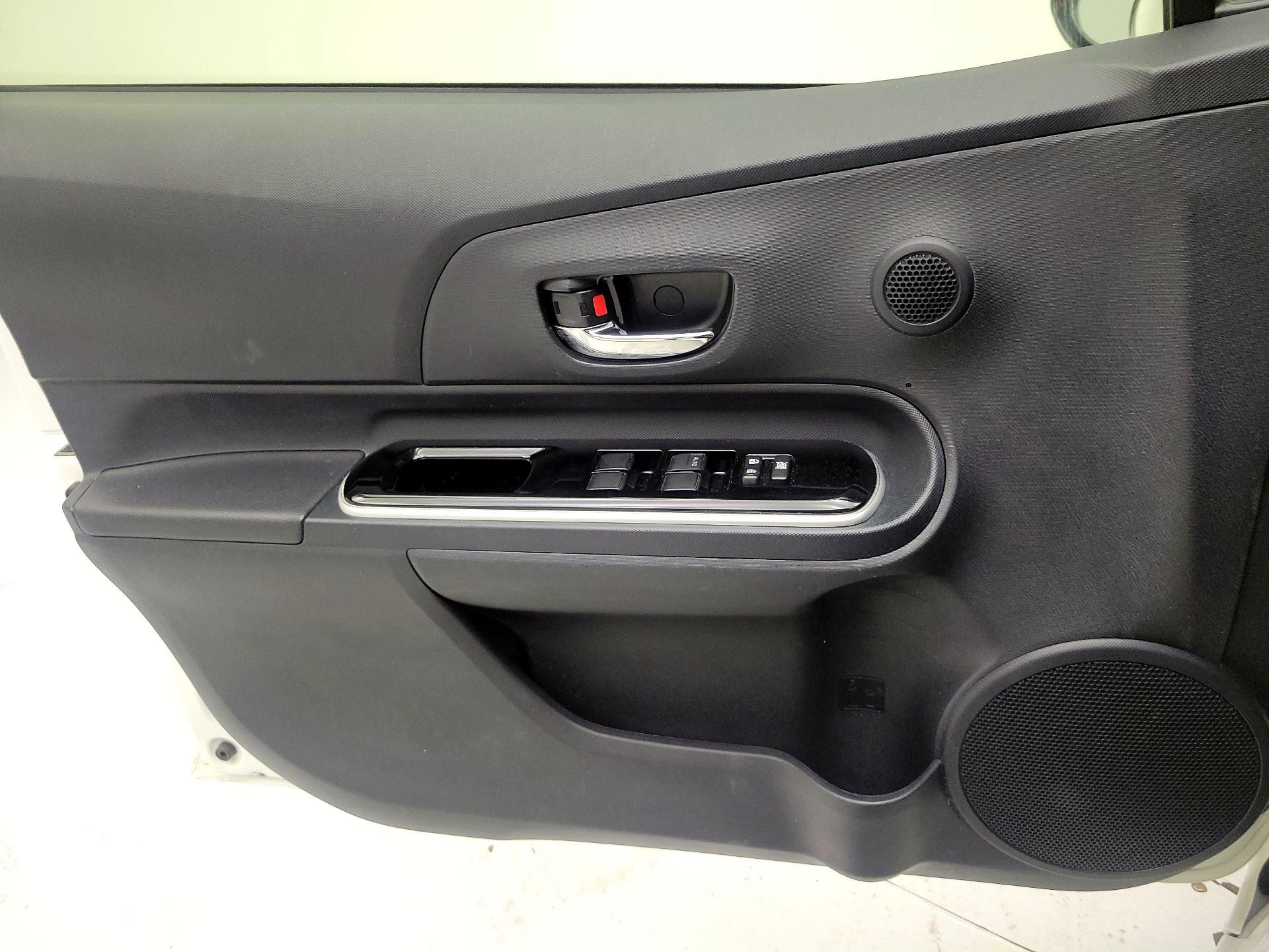 Thumbnail: 2015 Toyota Prius c - 10