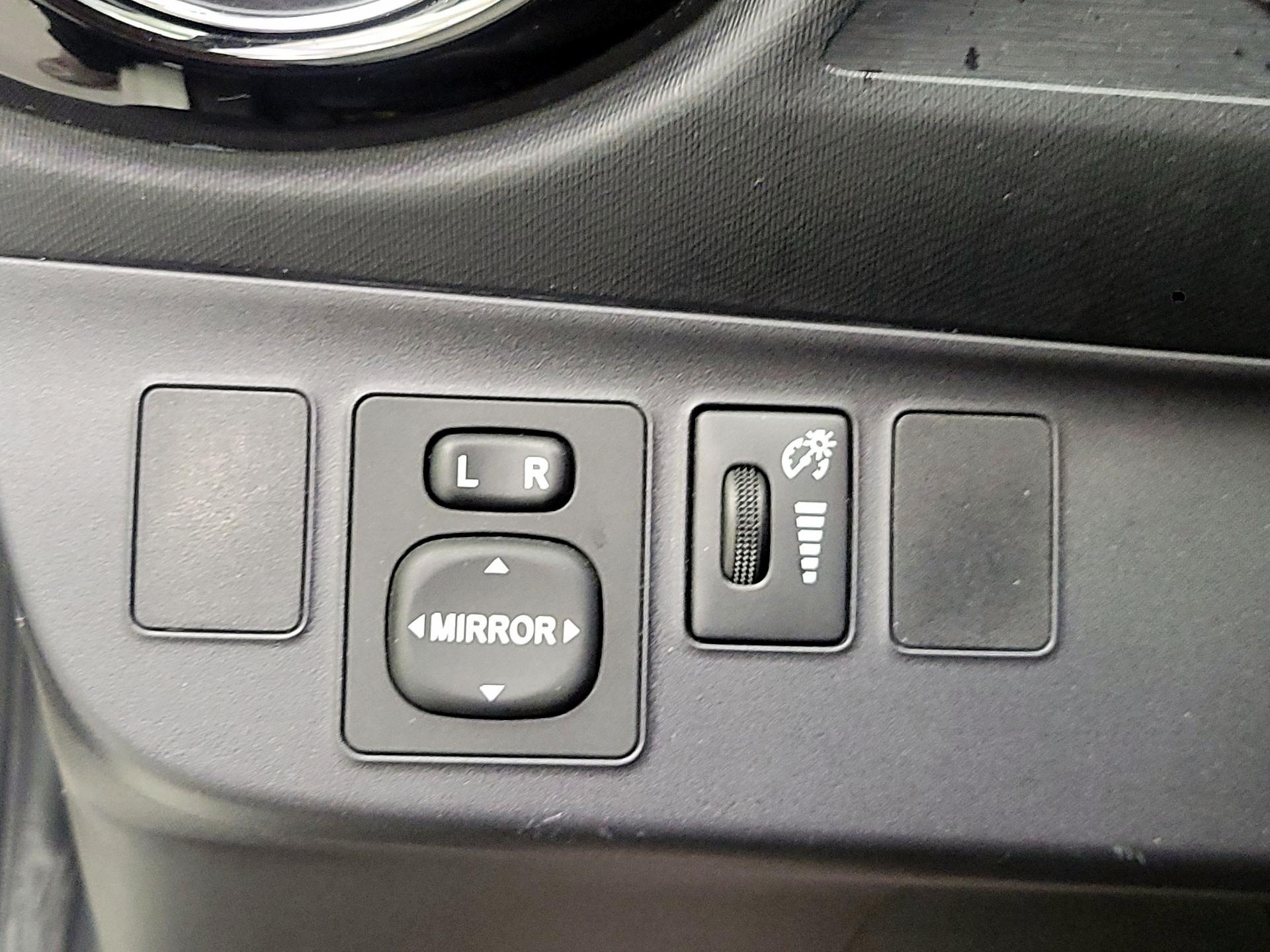 Thumbnail: 2015 Toyota Prius c - 11