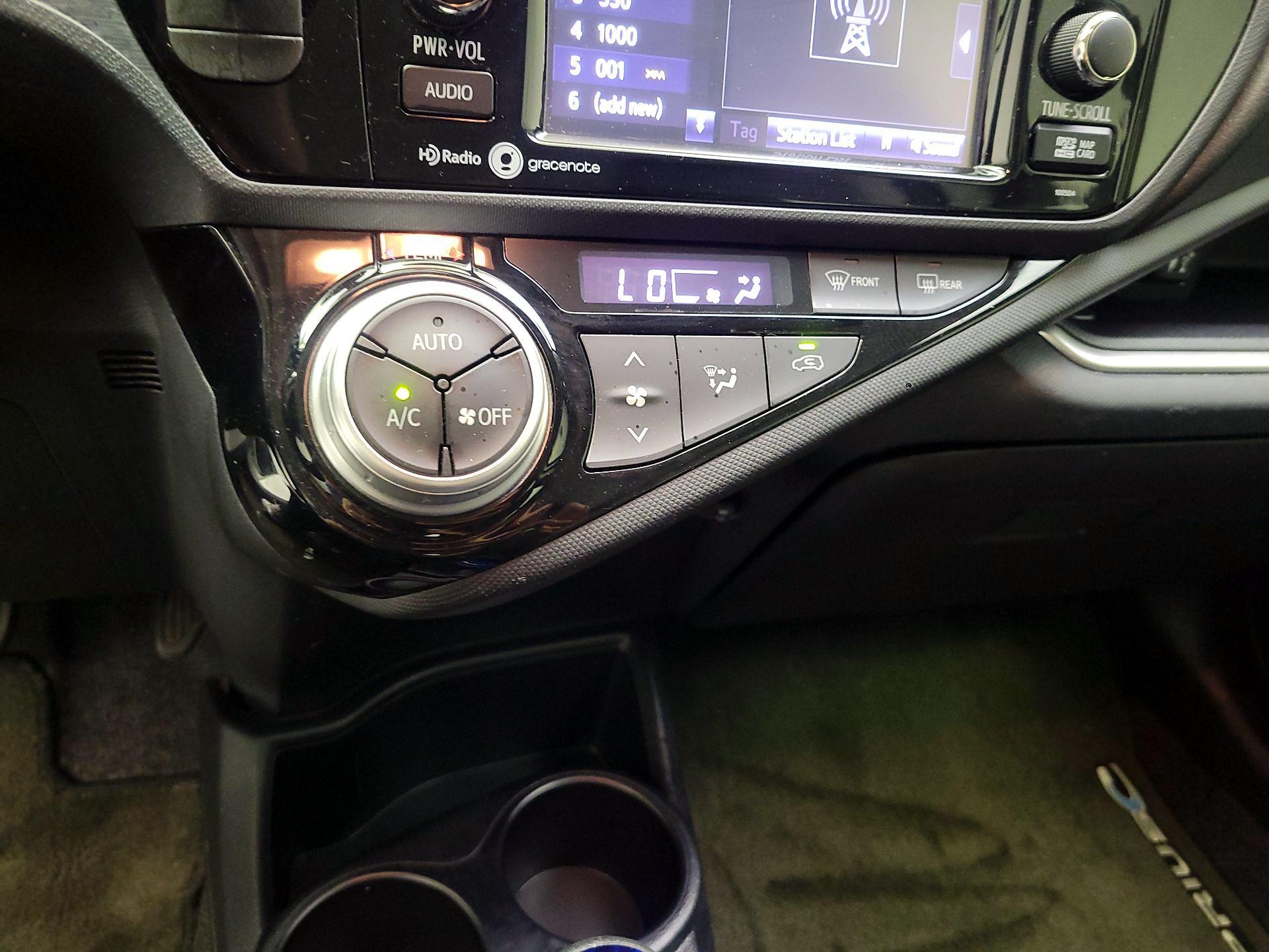 Thumbnail: 2015 Toyota Prius c - 15