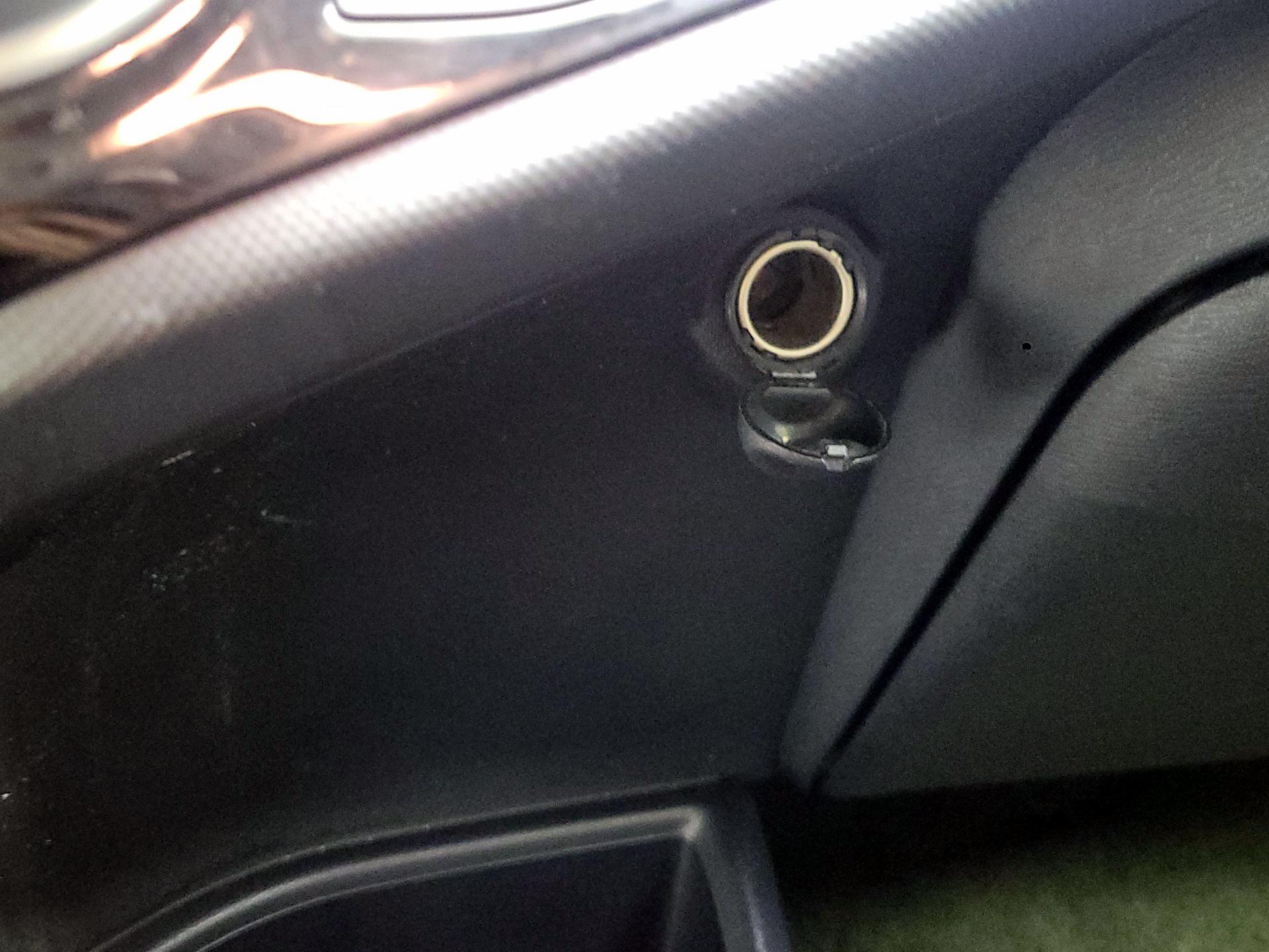 Thumbnail: 2015 Toyota Prius c - 17