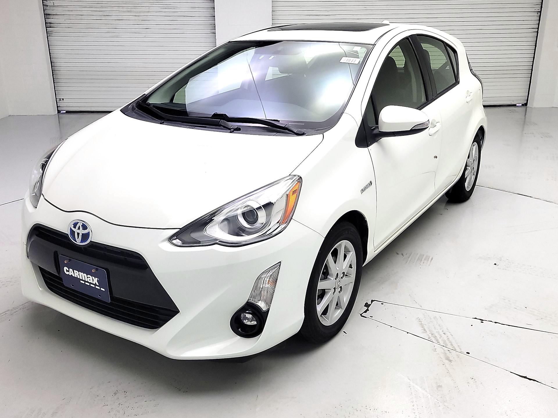 Thumbnail: 2015 Toyota Prius c - 3