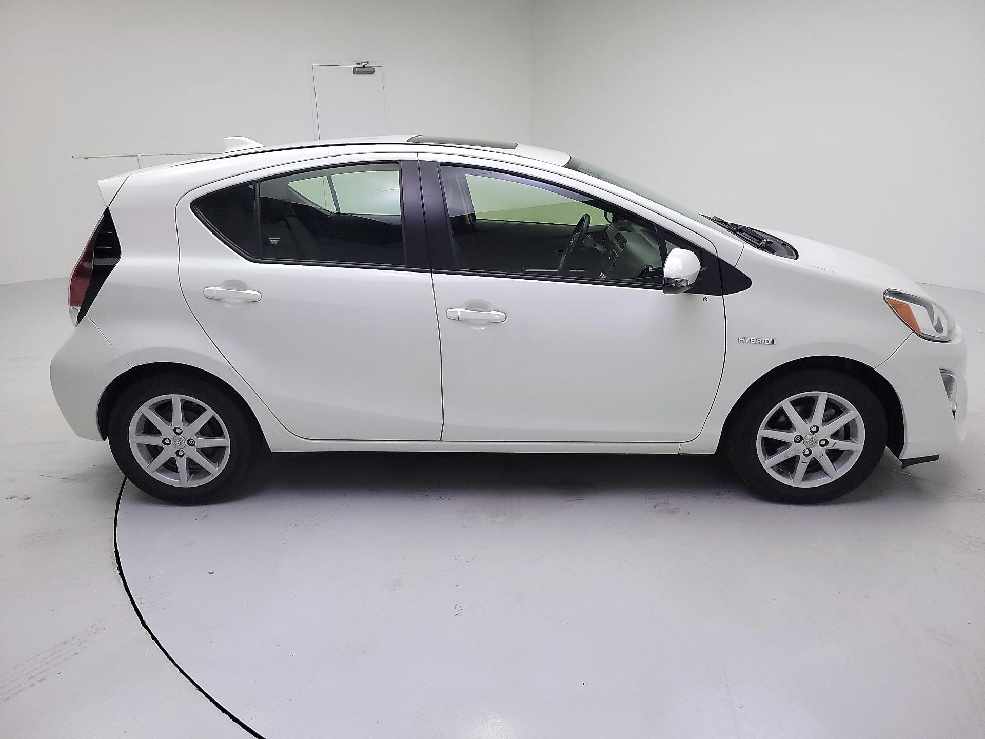 Thumbnail: 2015 Toyota Prius c - 4