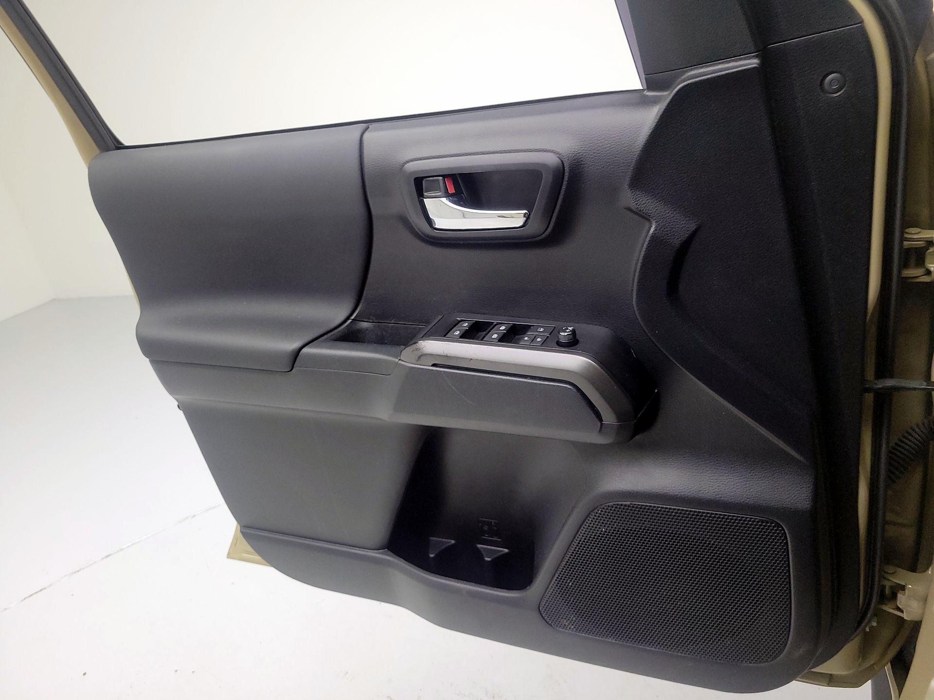 Thumbnail: 2020 Toyota Tacoma - 10