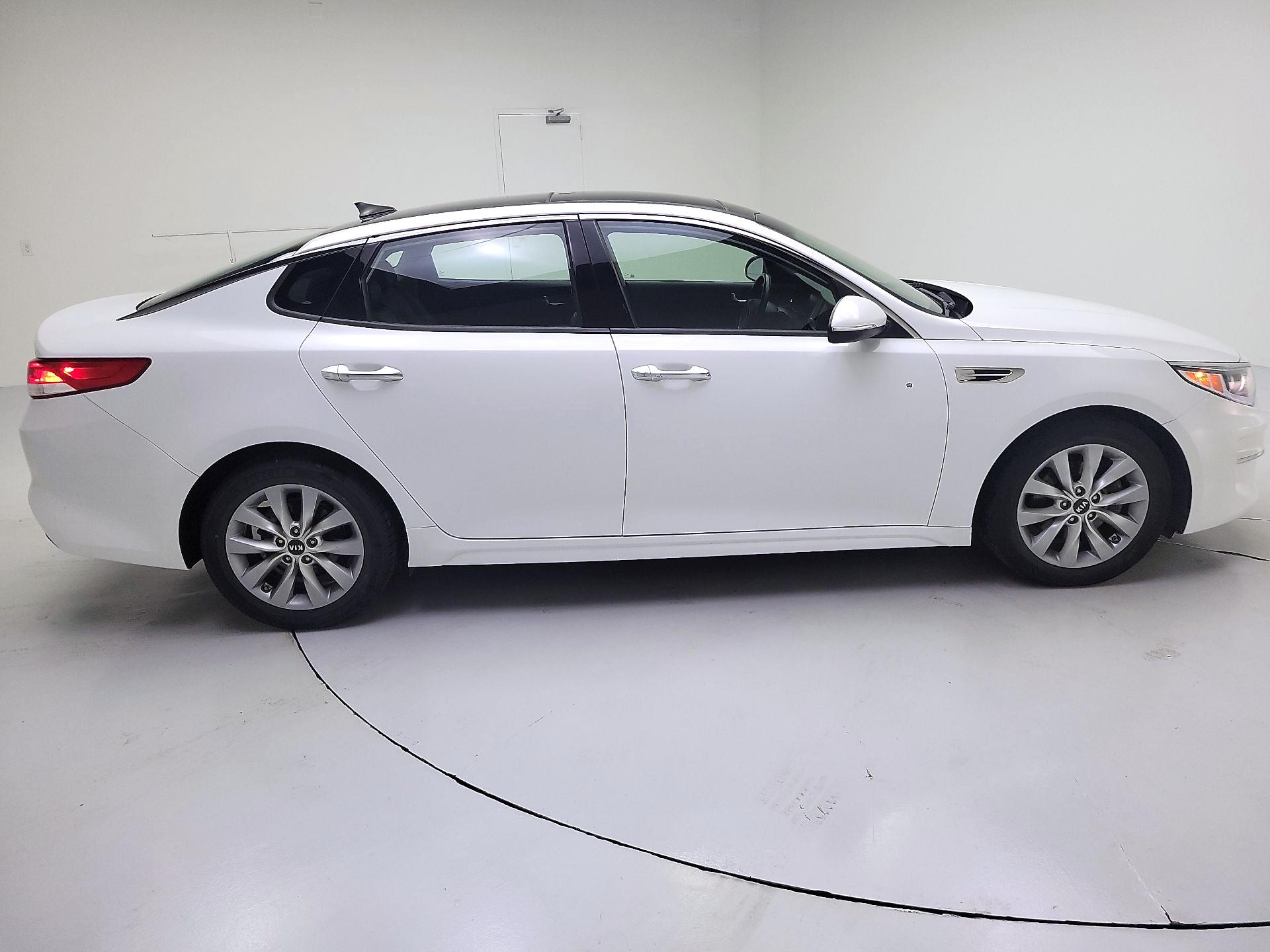 Thumbnail: 2017 Kia Optima - 4