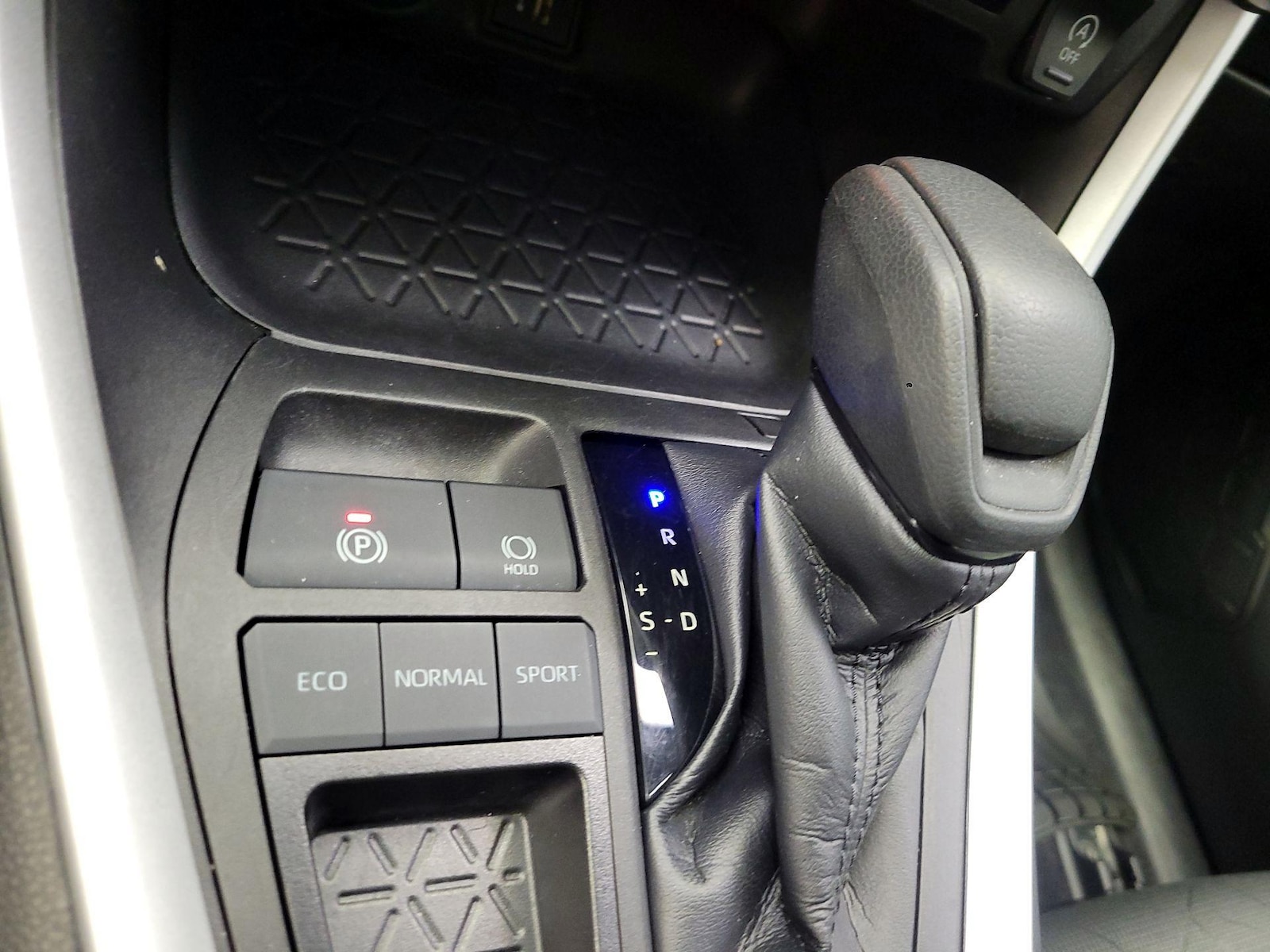 2023 Toyota RAV4 XLE - Photo 16