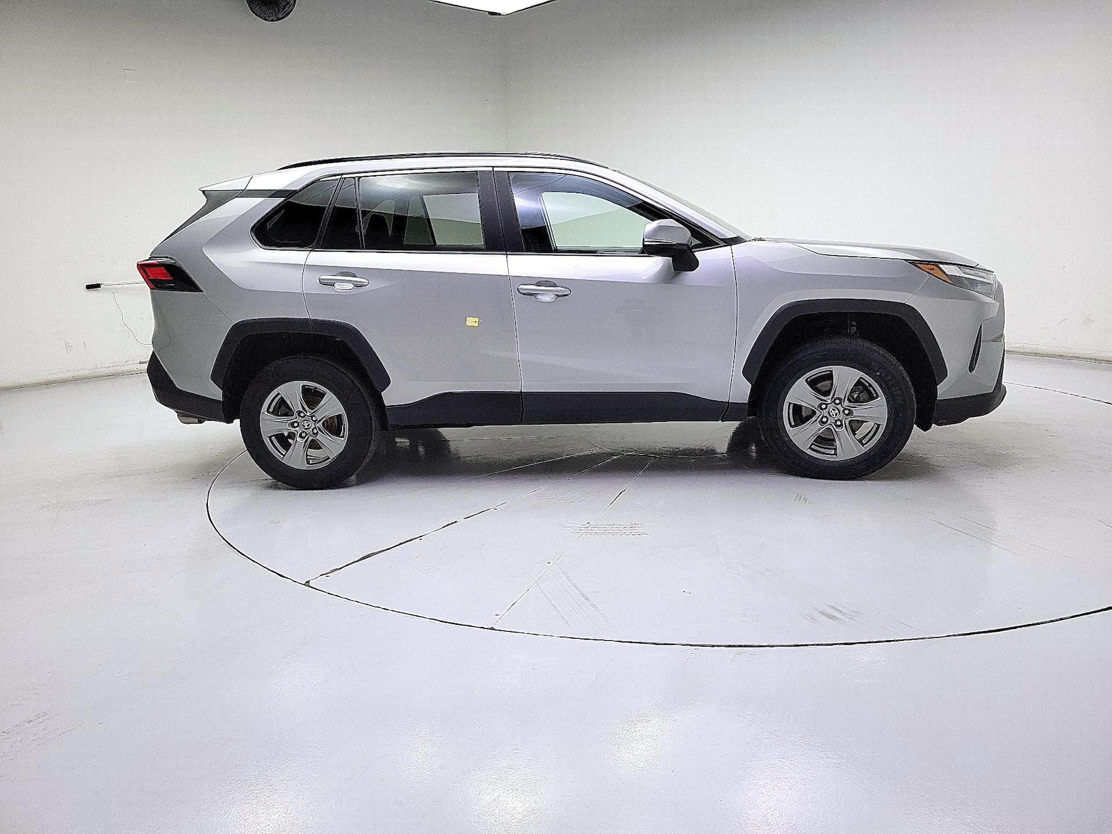 2023 Toyota RAV4 XLE - Photo 4