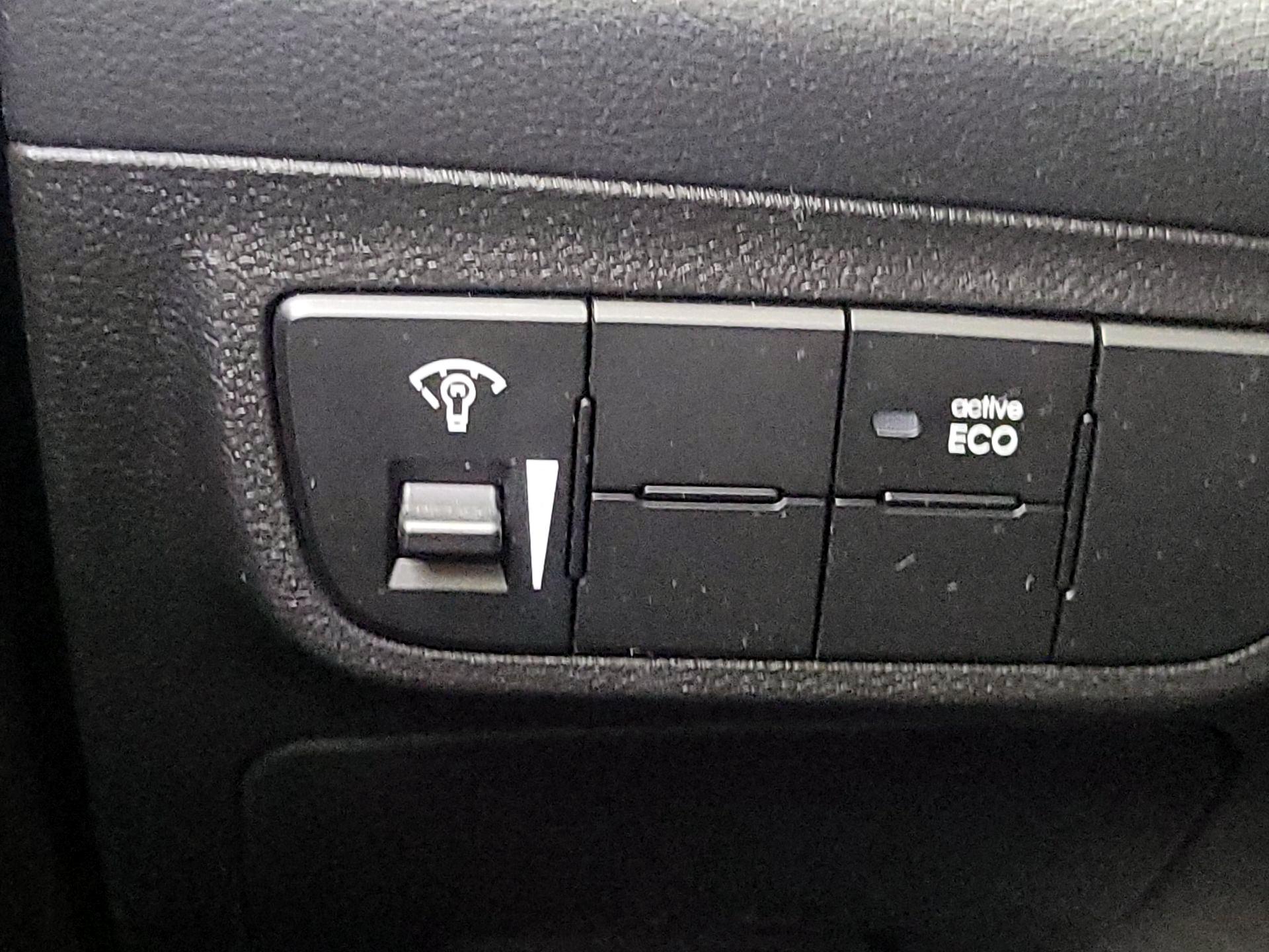 Thumbnail: 2015 Hyundai Veloster - 11