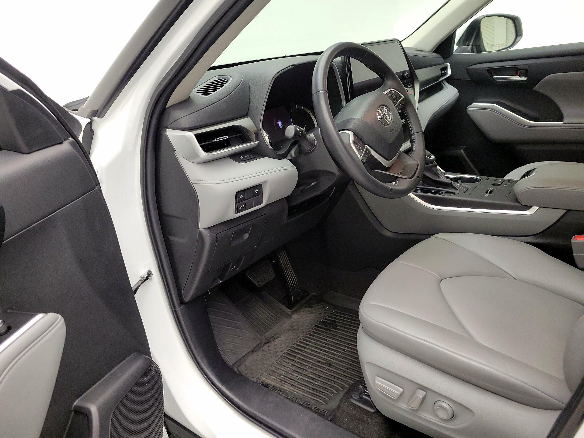 Thumbnail: 2023 Toyota Highlander - 9