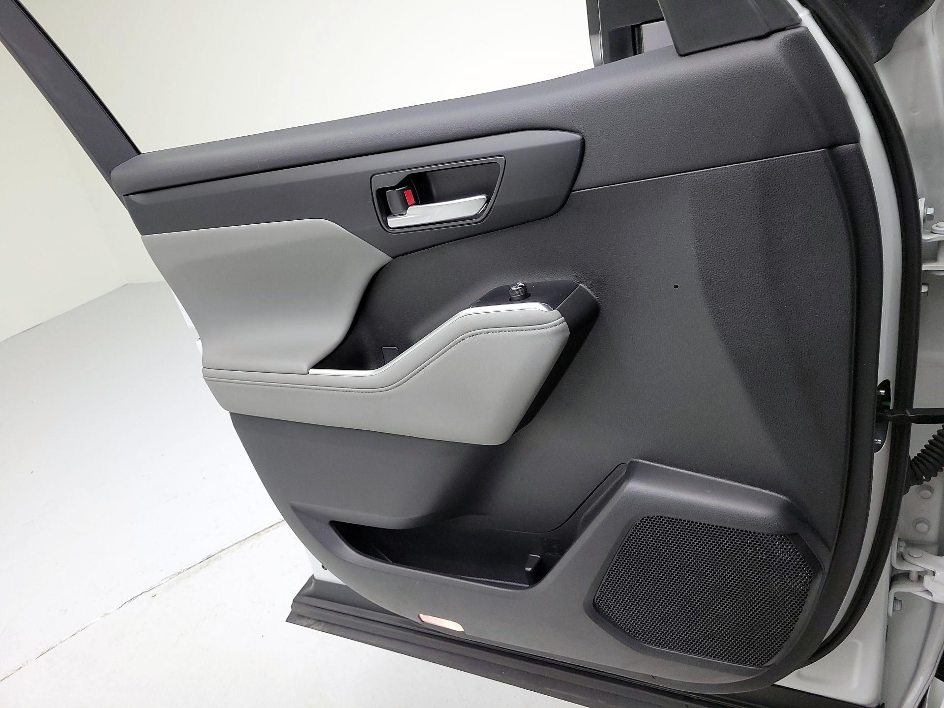 Thumbnail: 2023 Toyota Highlander - 10