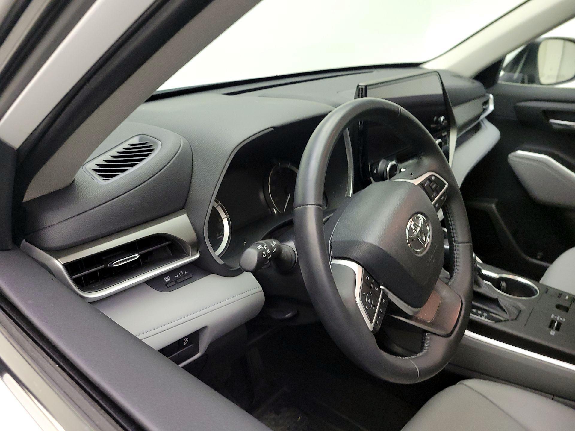 Thumbnail: 2023 Toyota Highlander - 8