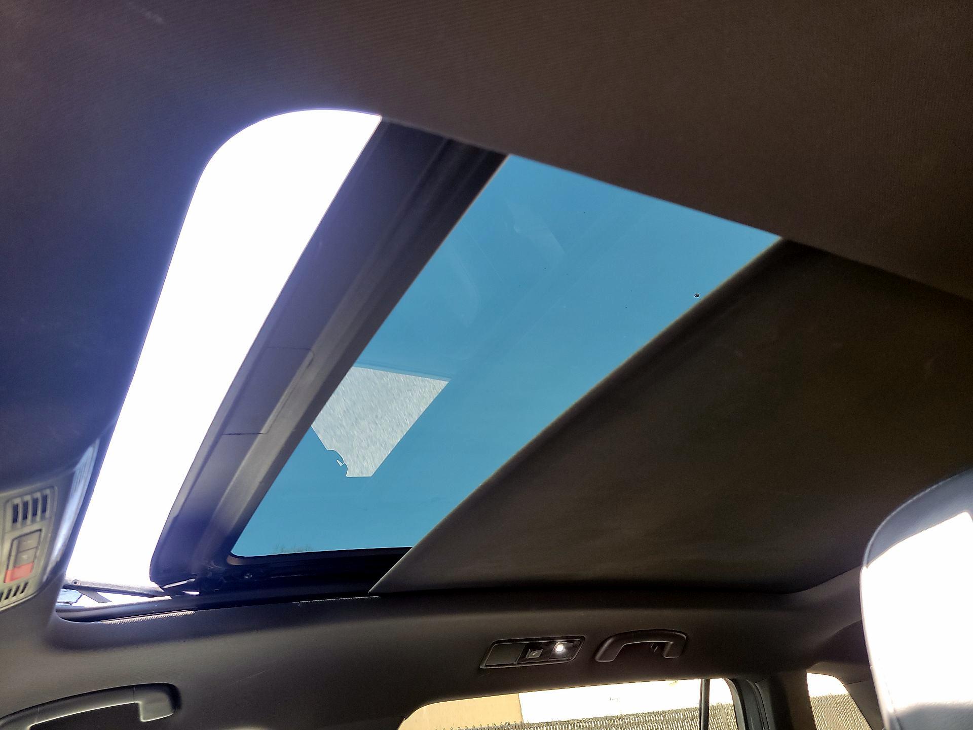 Thumbnail: 2021 Volkswagen Tiguan - 17