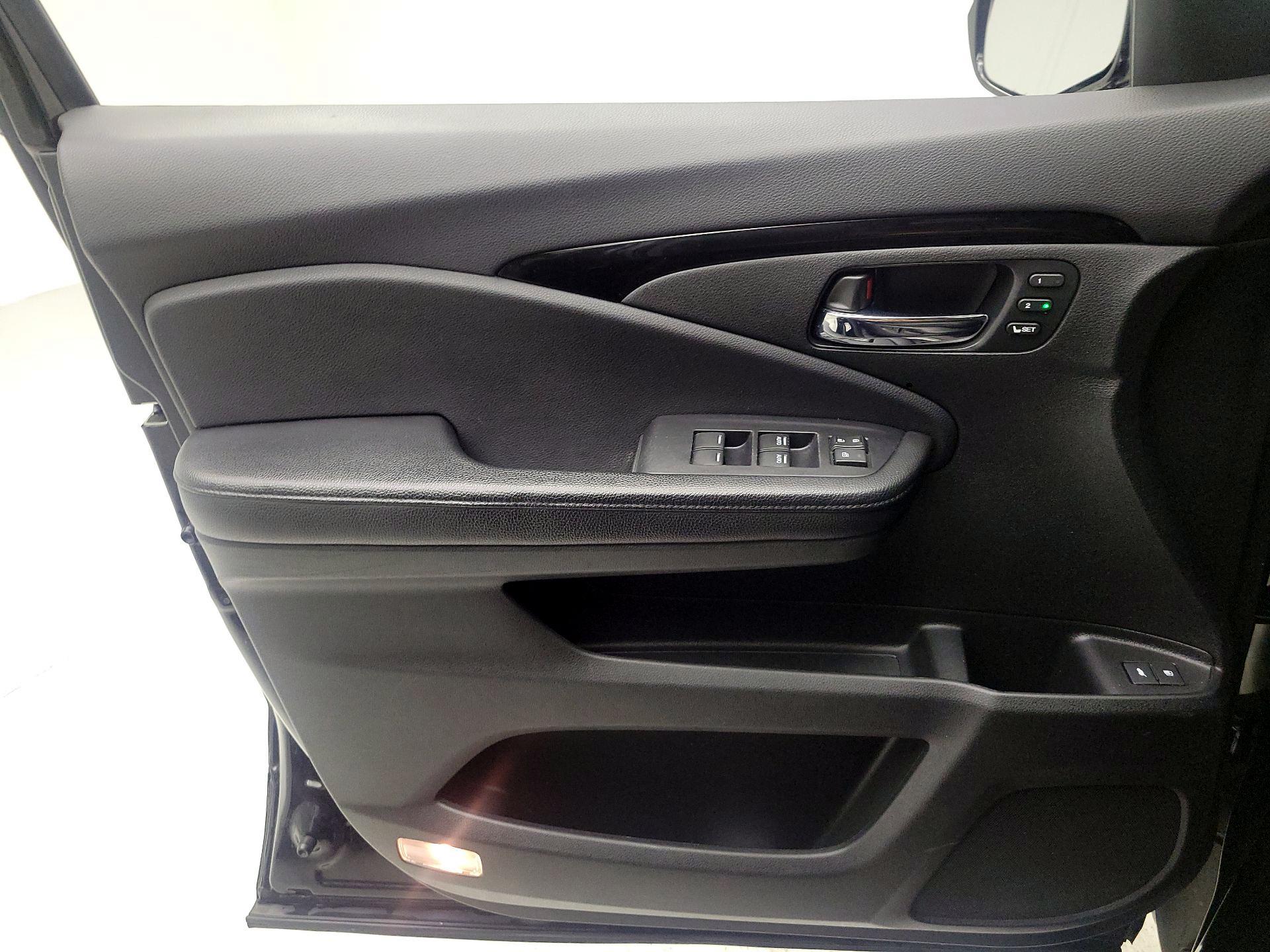 Thumbnail: 2017 Honda Pilot - 10