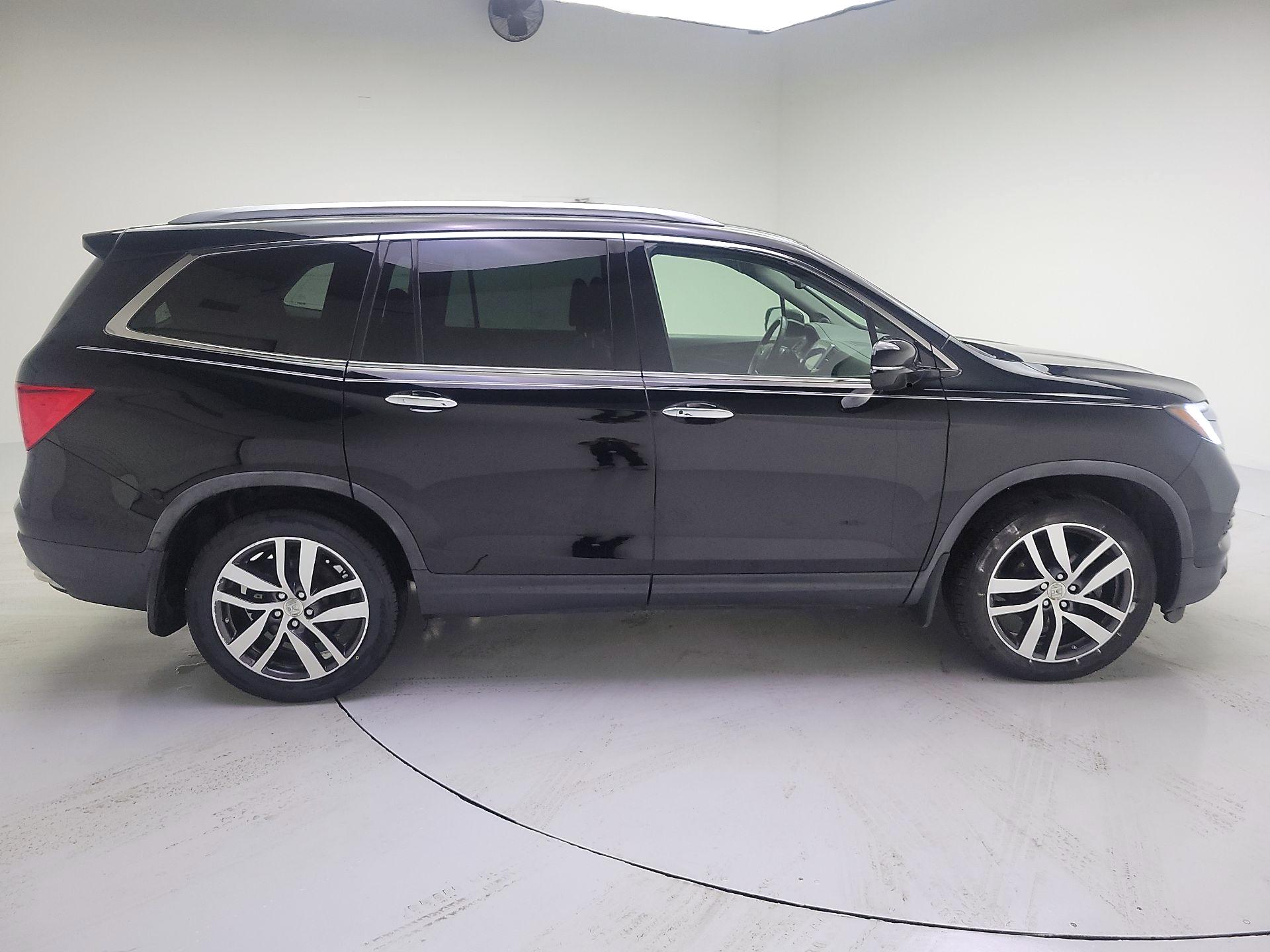 Thumbnail: 2017 Honda Pilot - 4