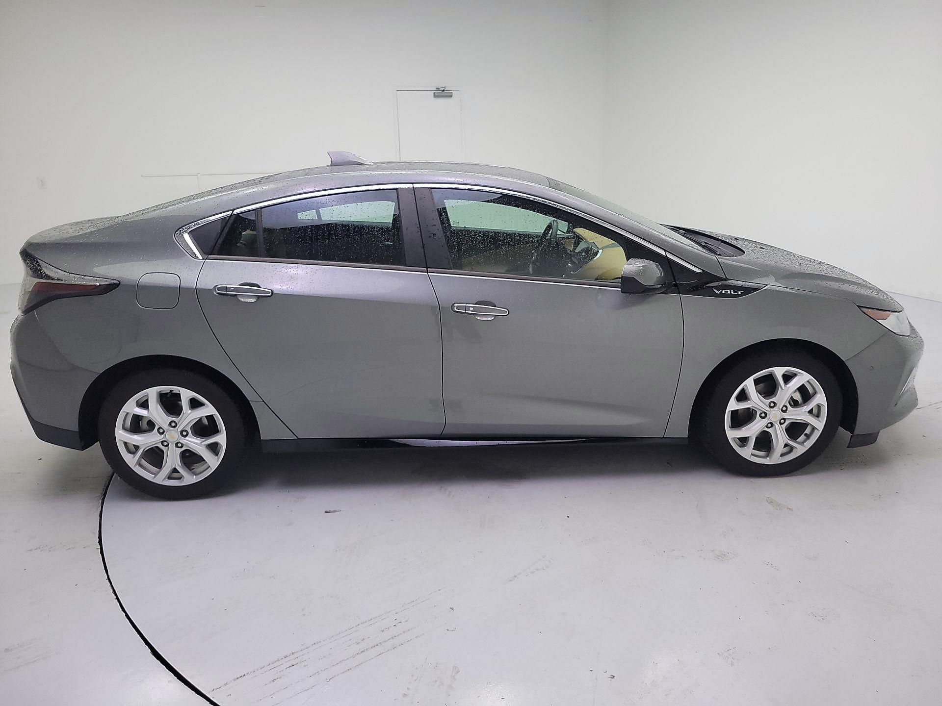 Thumbnail: 2017 Chevrolet Volt - 4